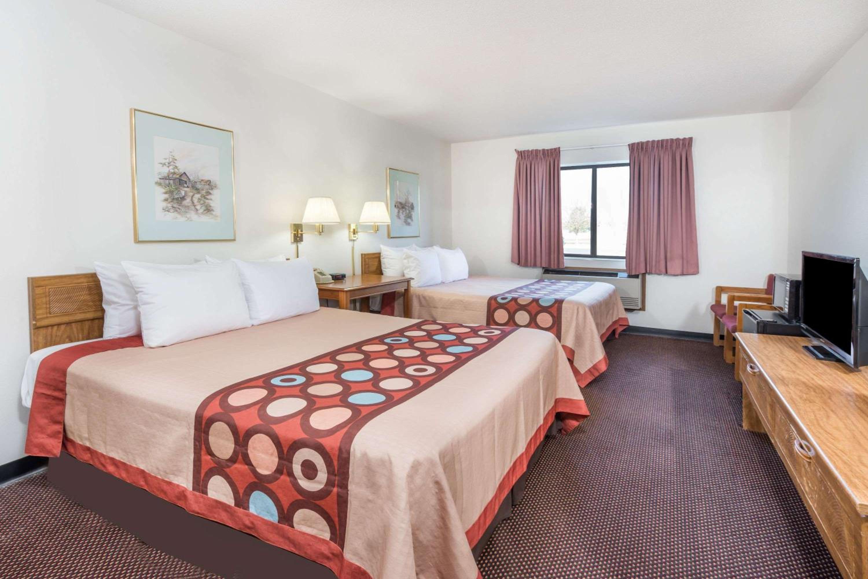 Super 8 by Wyndham Du Quoin view 3