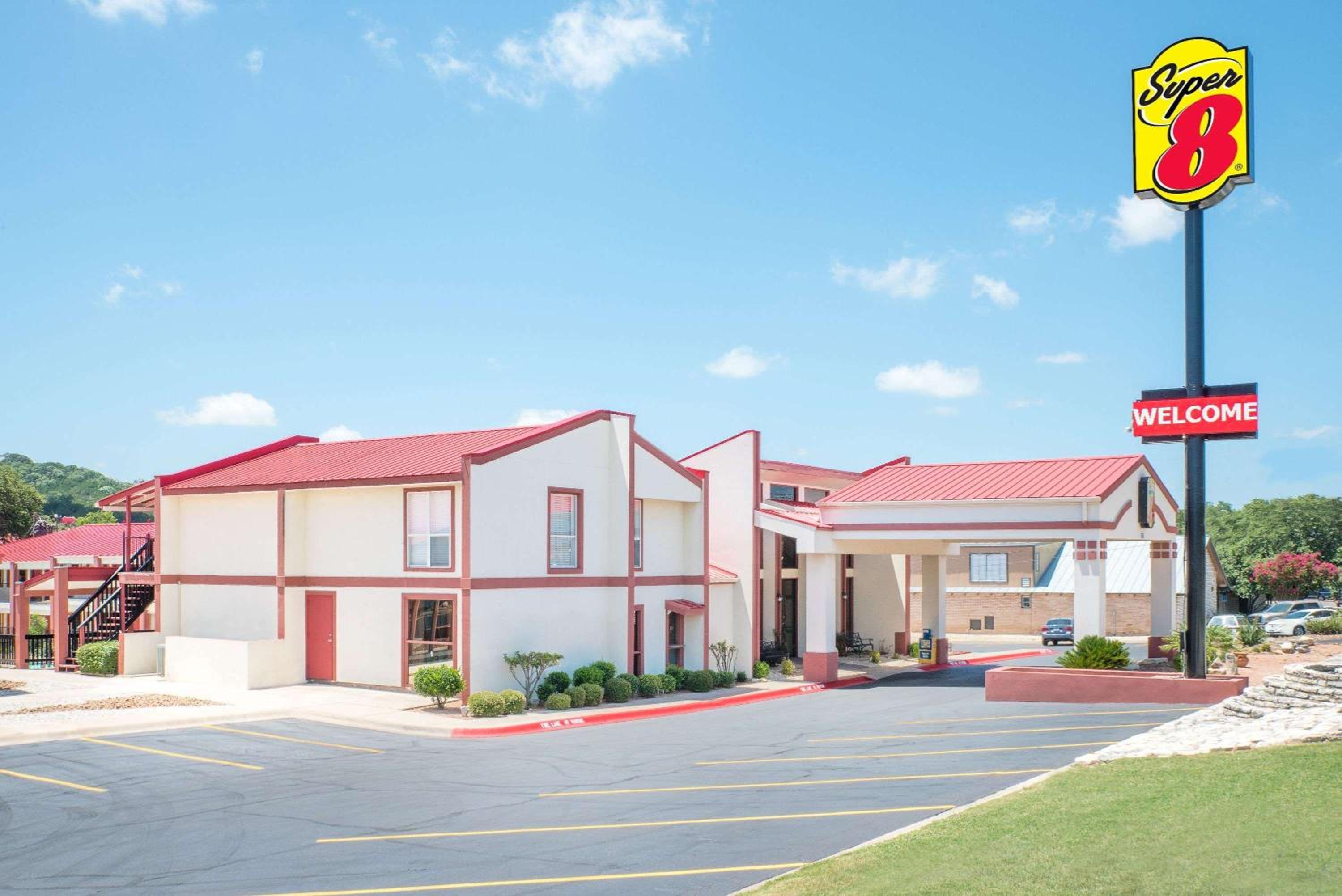 Super 8 by Wyndham Kerrville TX view 4