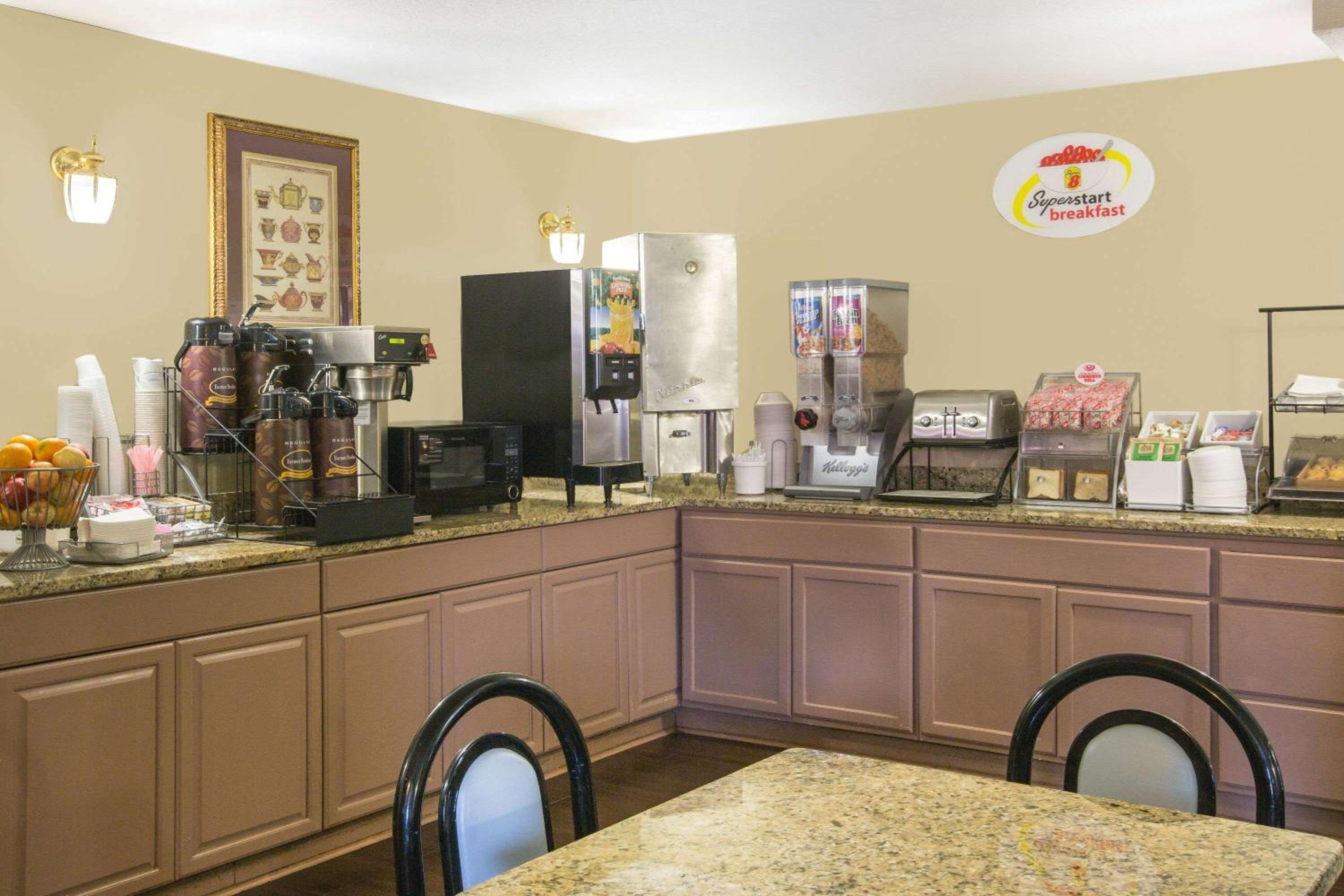 Oxford Vacations - Super 8 by Wyndham Oxford - Property Image 10