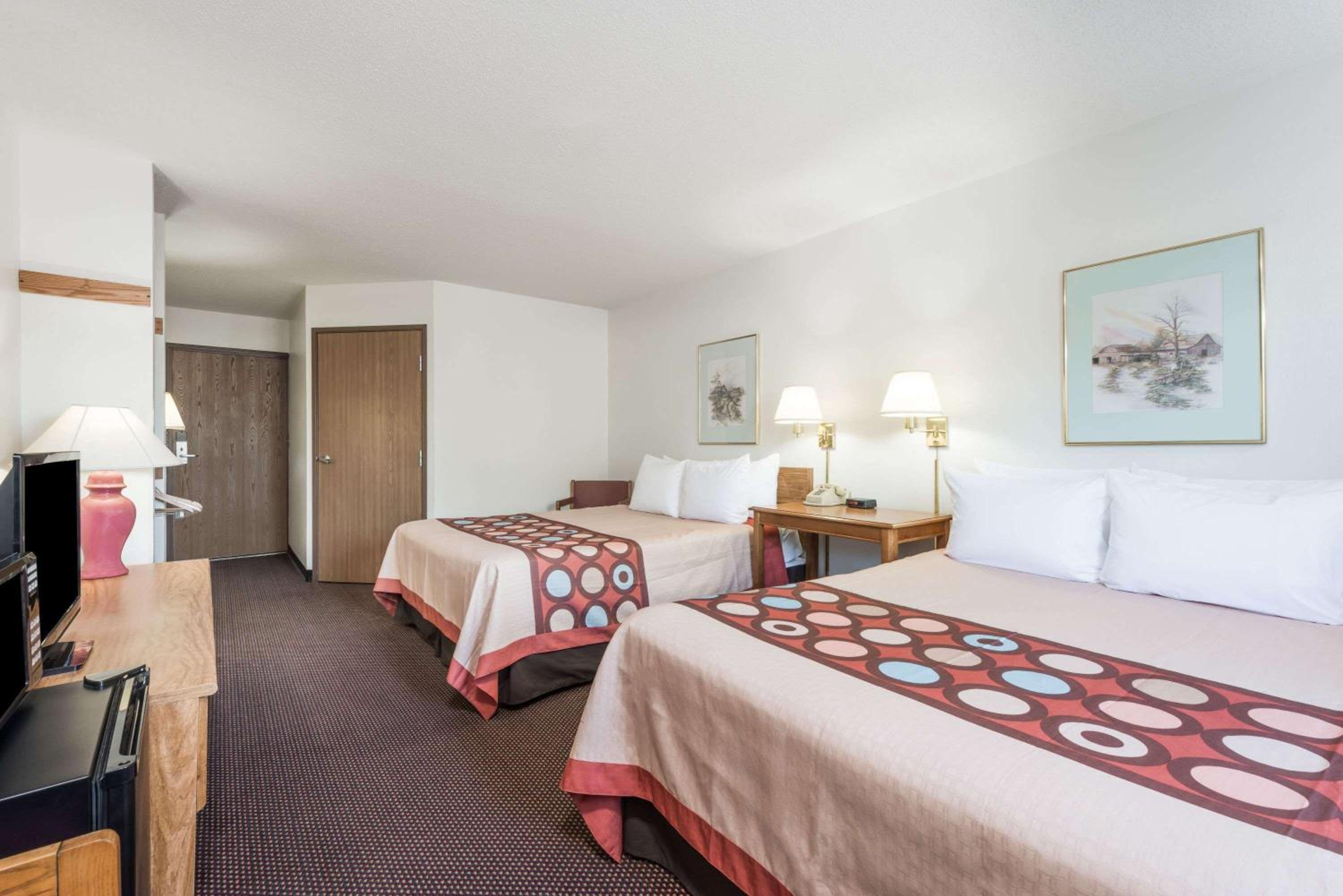 Super 8 by Wyndham Du Quoin view 4