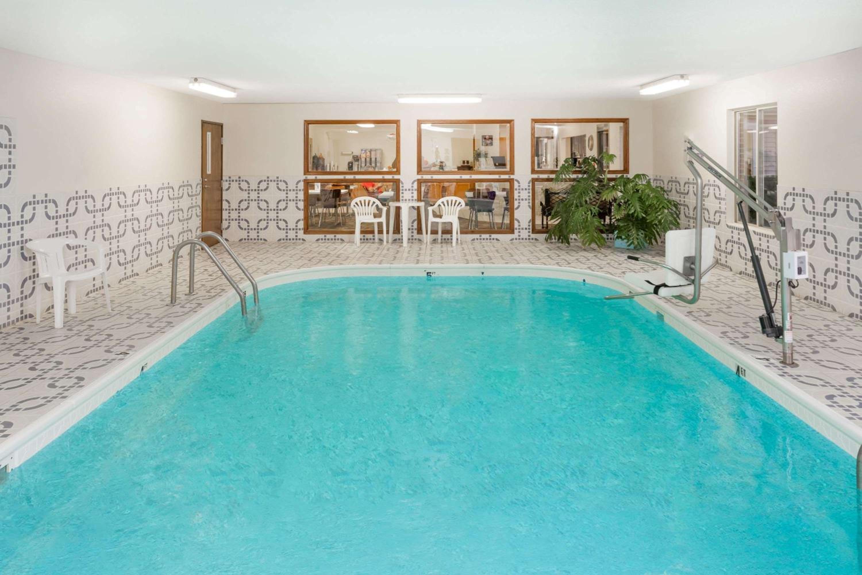 Miscellaneous Market Vacations - Super 8 by Wyndham Pekin/Peoria Area - Property Image 2