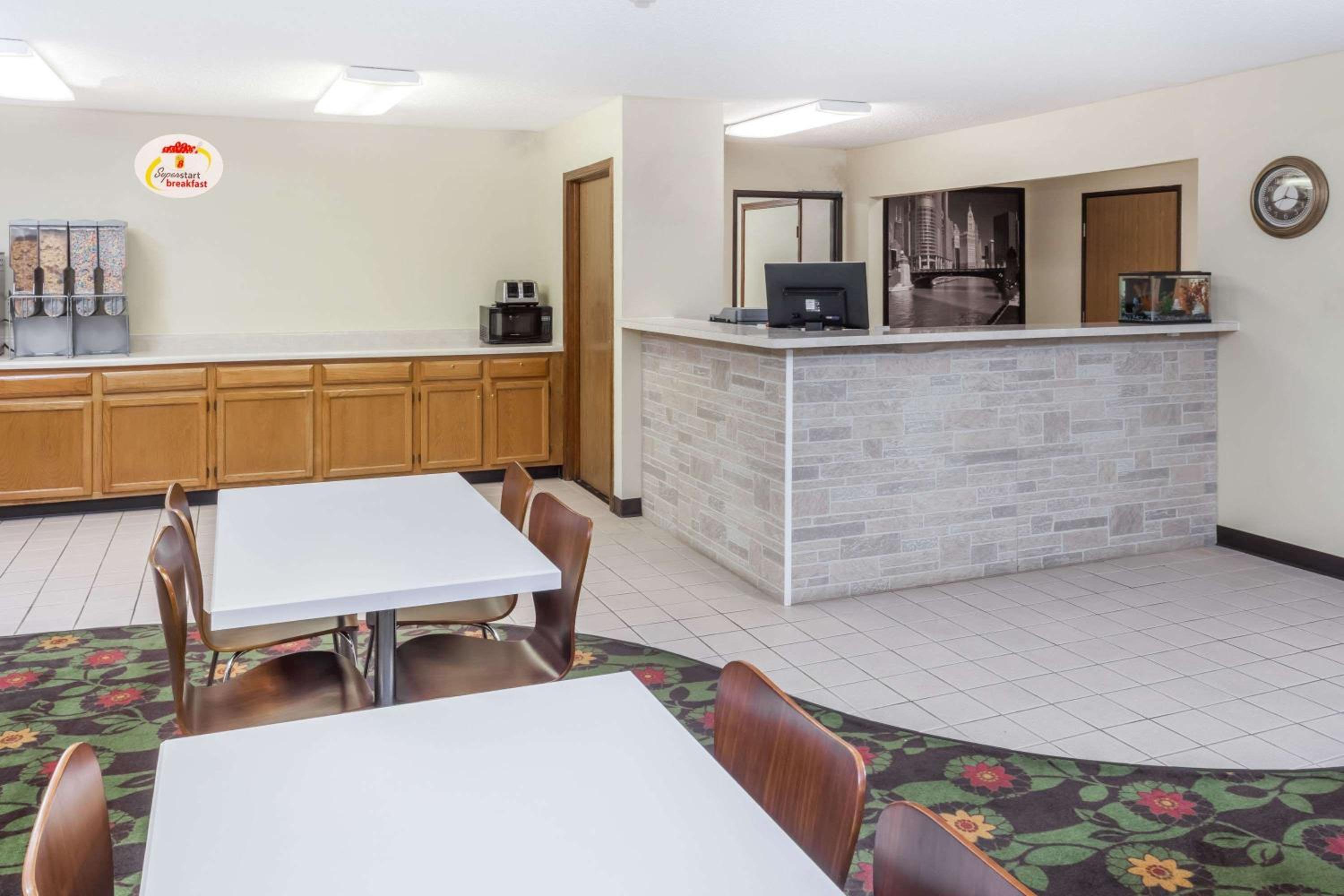Super 8 by Wyndham Pekin/Peoria Area view 2