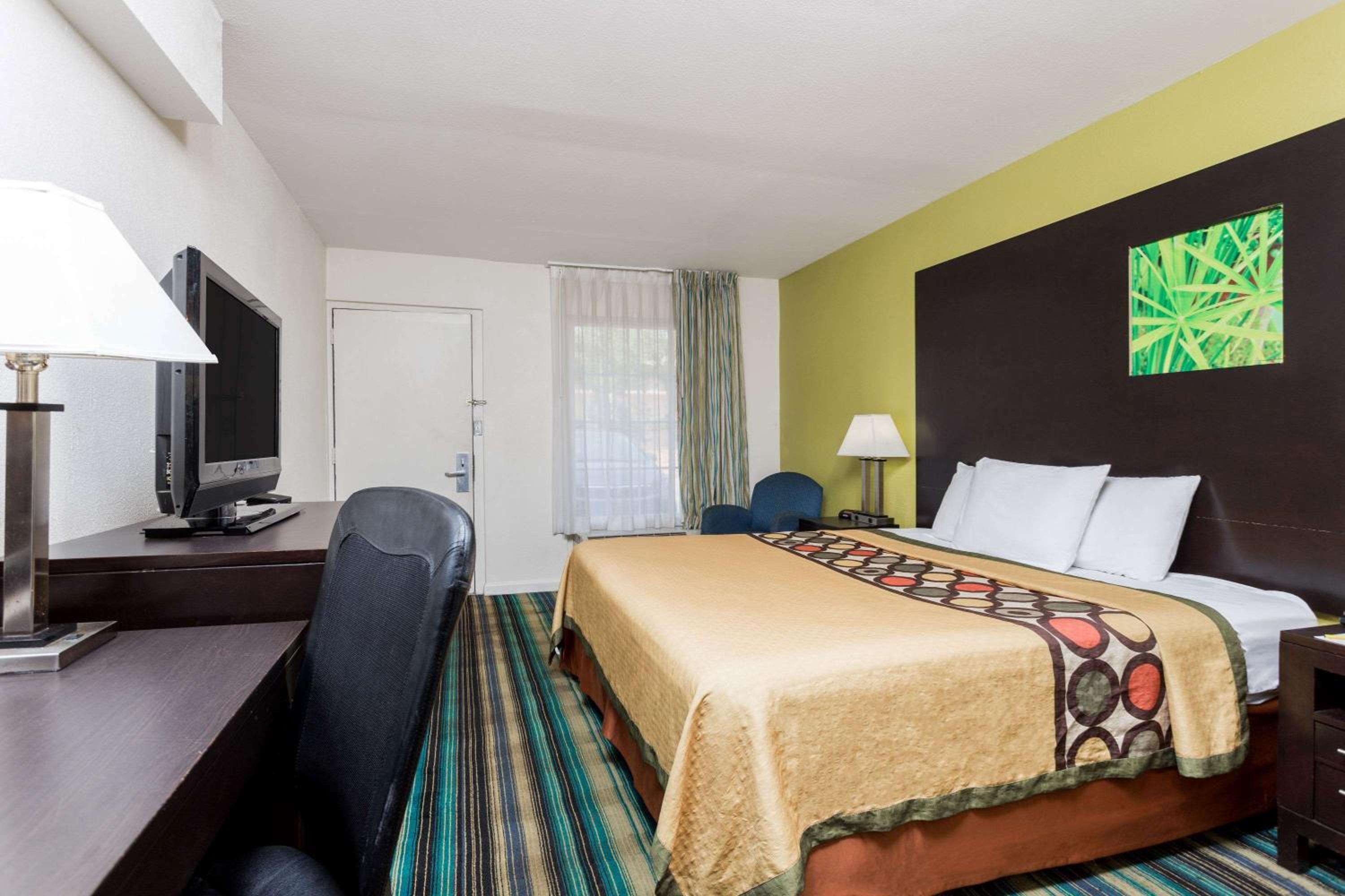 Super 8 by Wyndham Augusta view 3