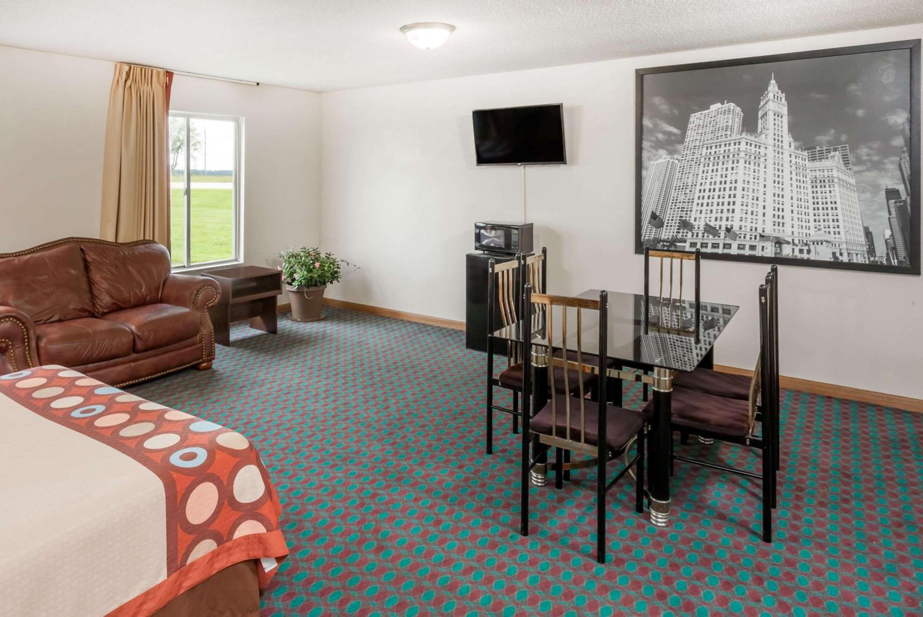 Miscellaneous Market Vacations - Super 8 by Wyndham Pekin/Peoria Area - Property Image 5