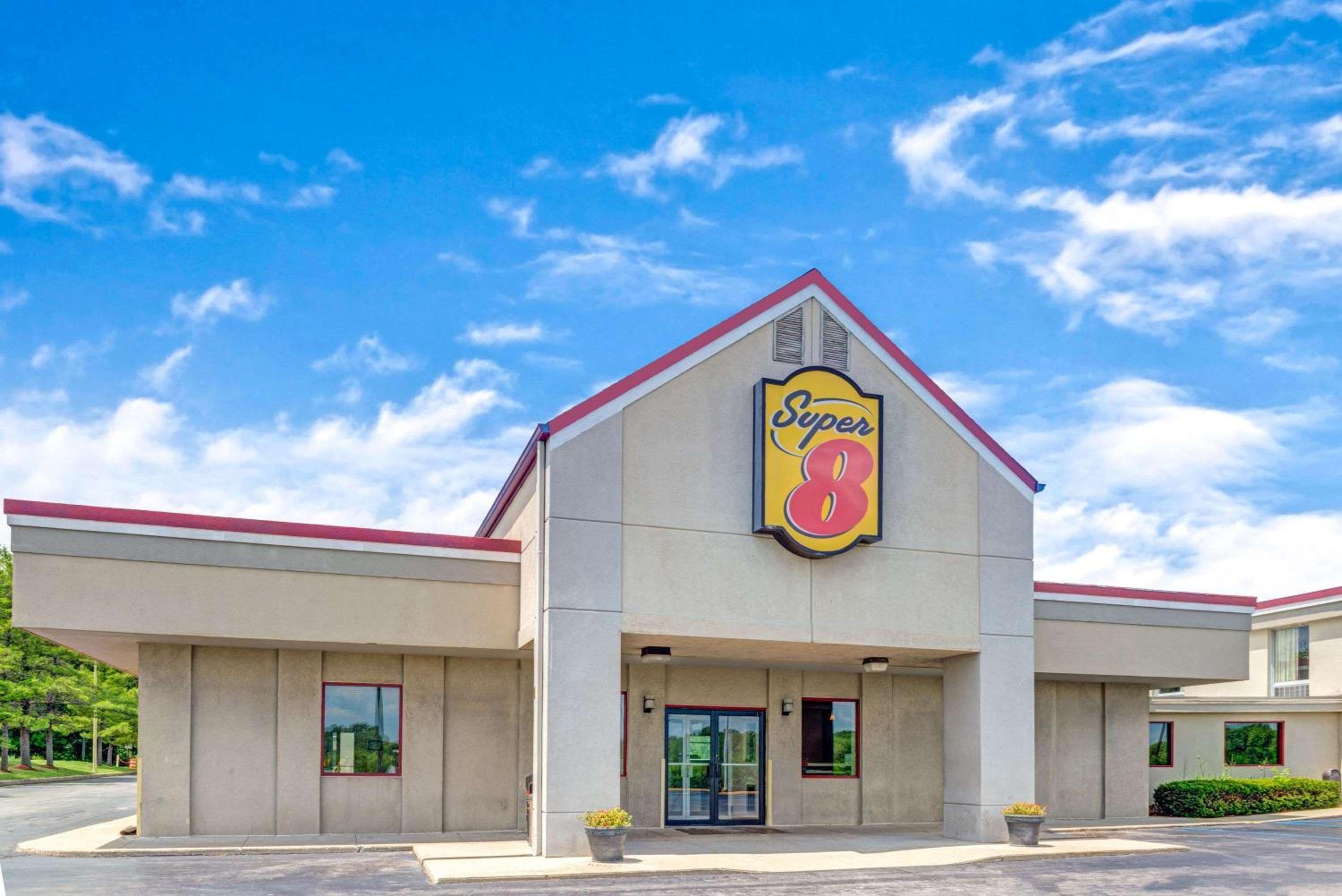 Super 8 by Wyndham Indianapolis South view 3