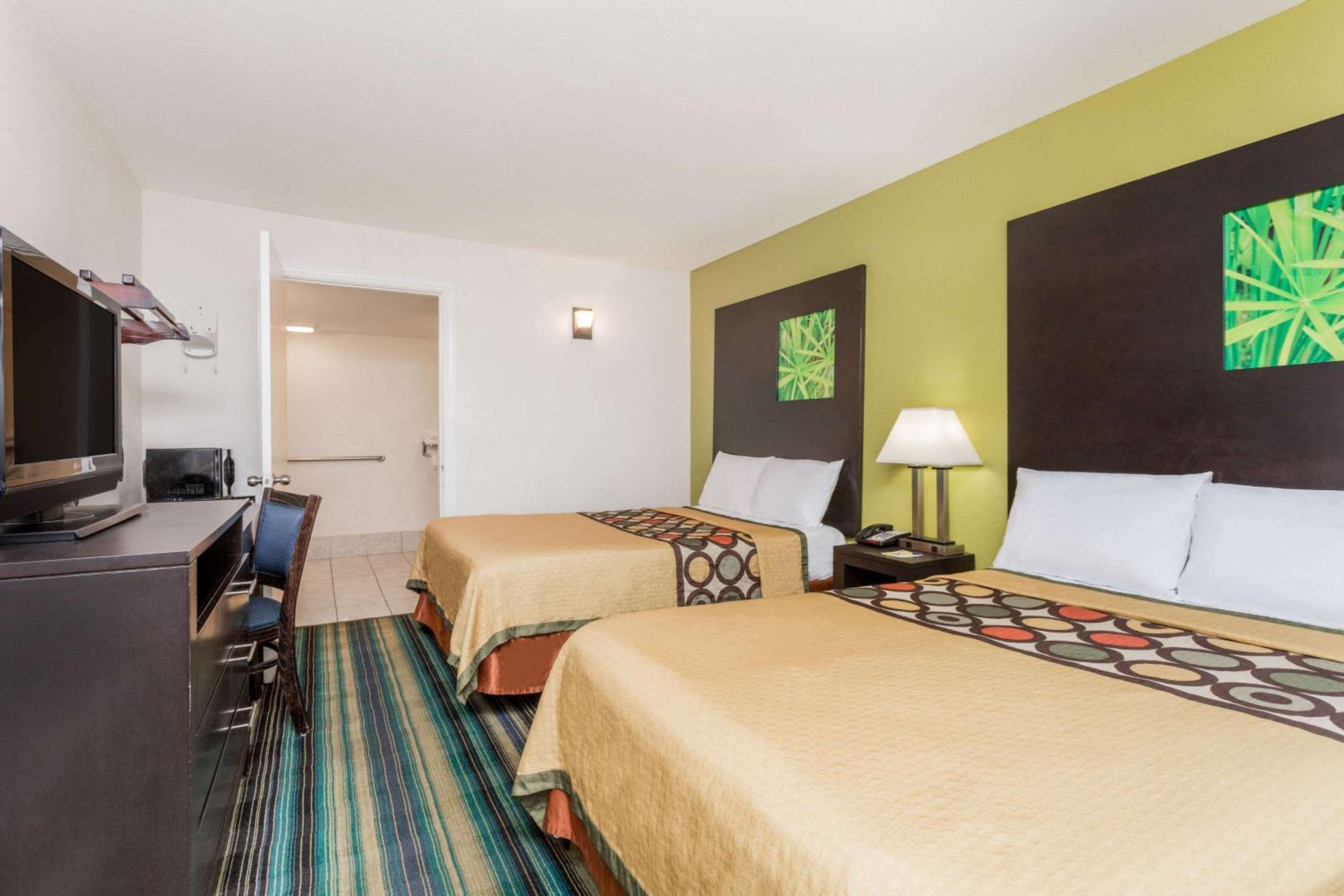 Super 8 by Wyndham Augusta view 5