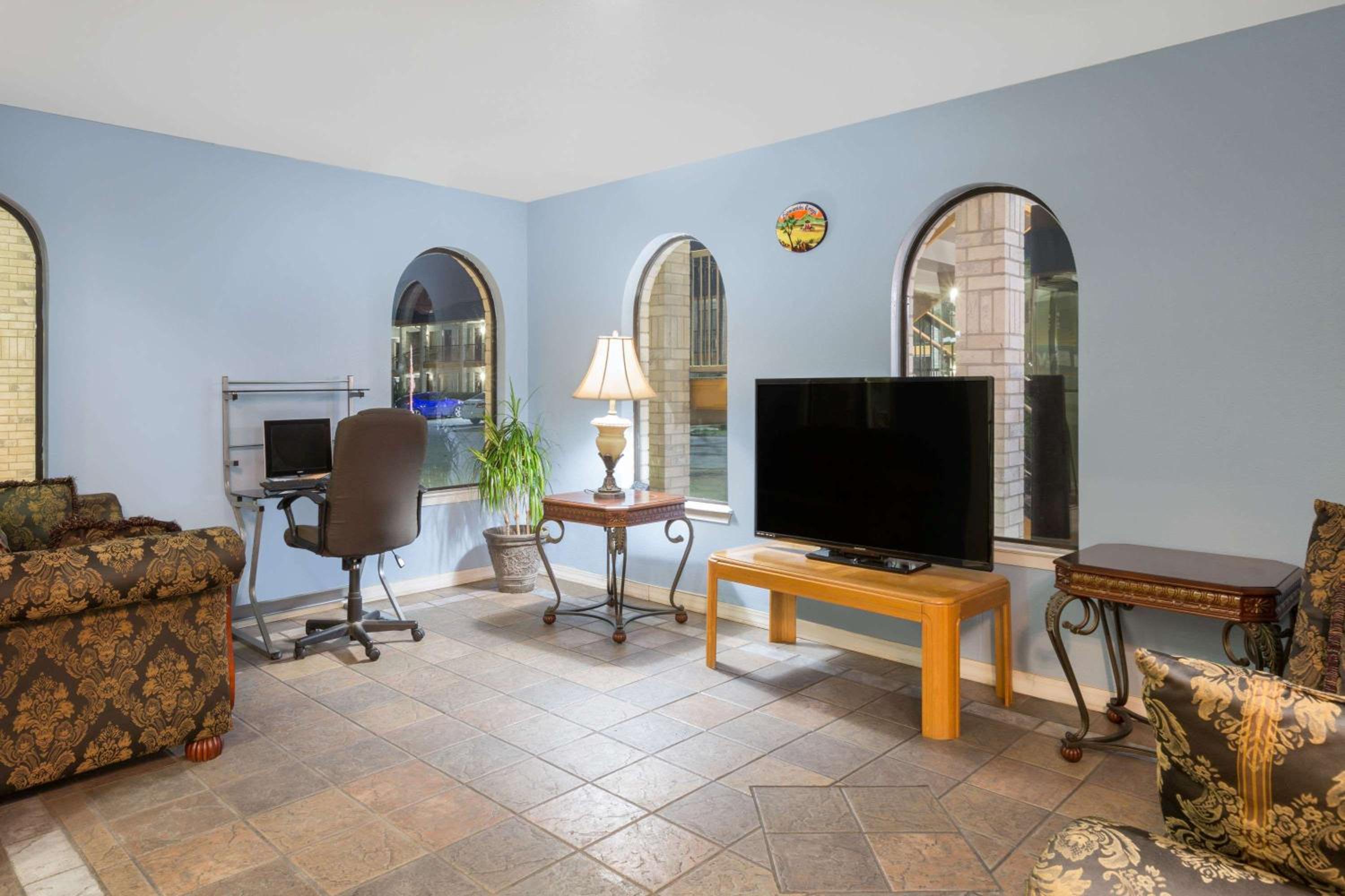 Days Inn Windcrest by Wyndham San Antonio - Image 5