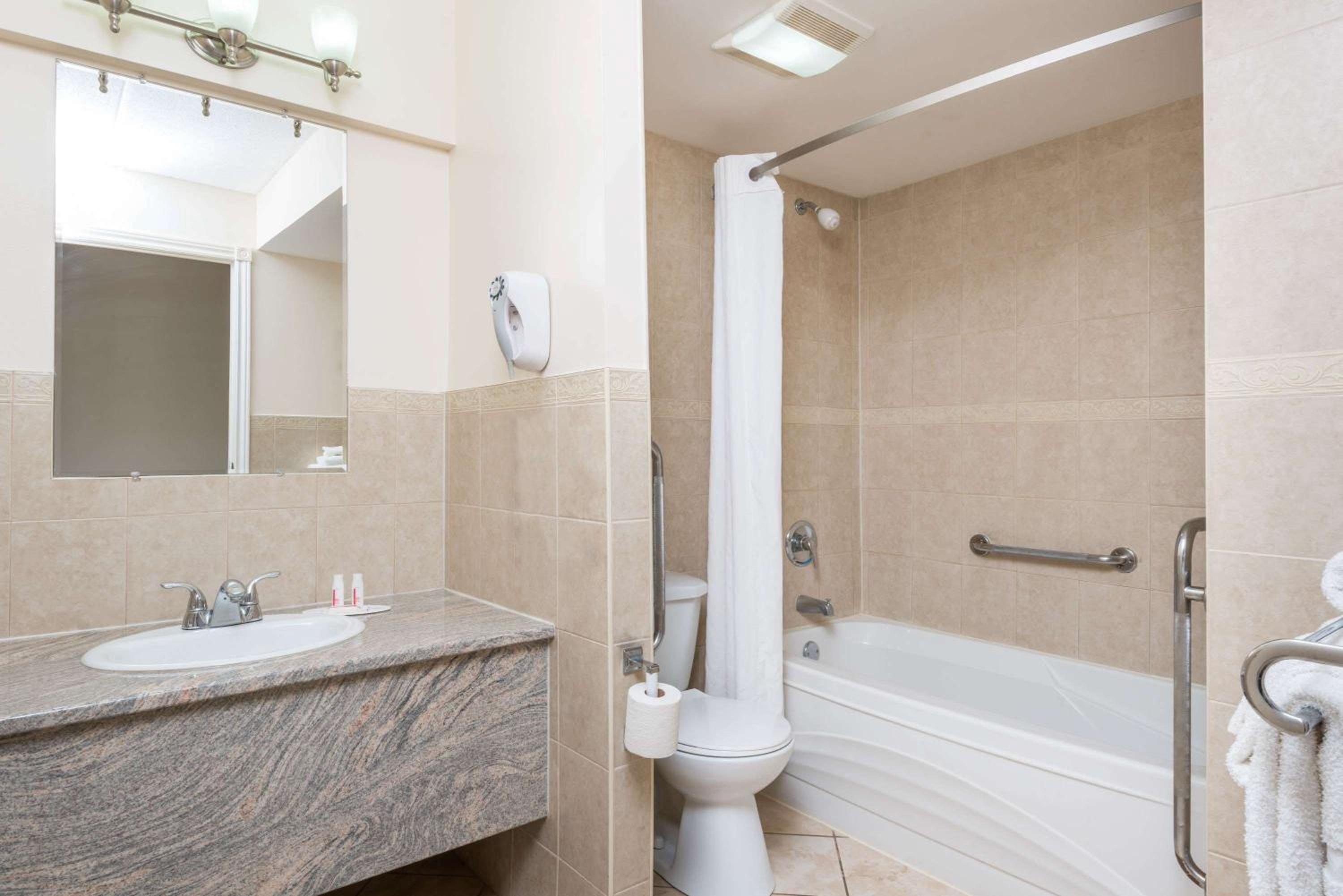 Cambridge Vacations - Super 8 by Wyndham Cambridge/Kitchener/Waterloo Area - Property Image 7