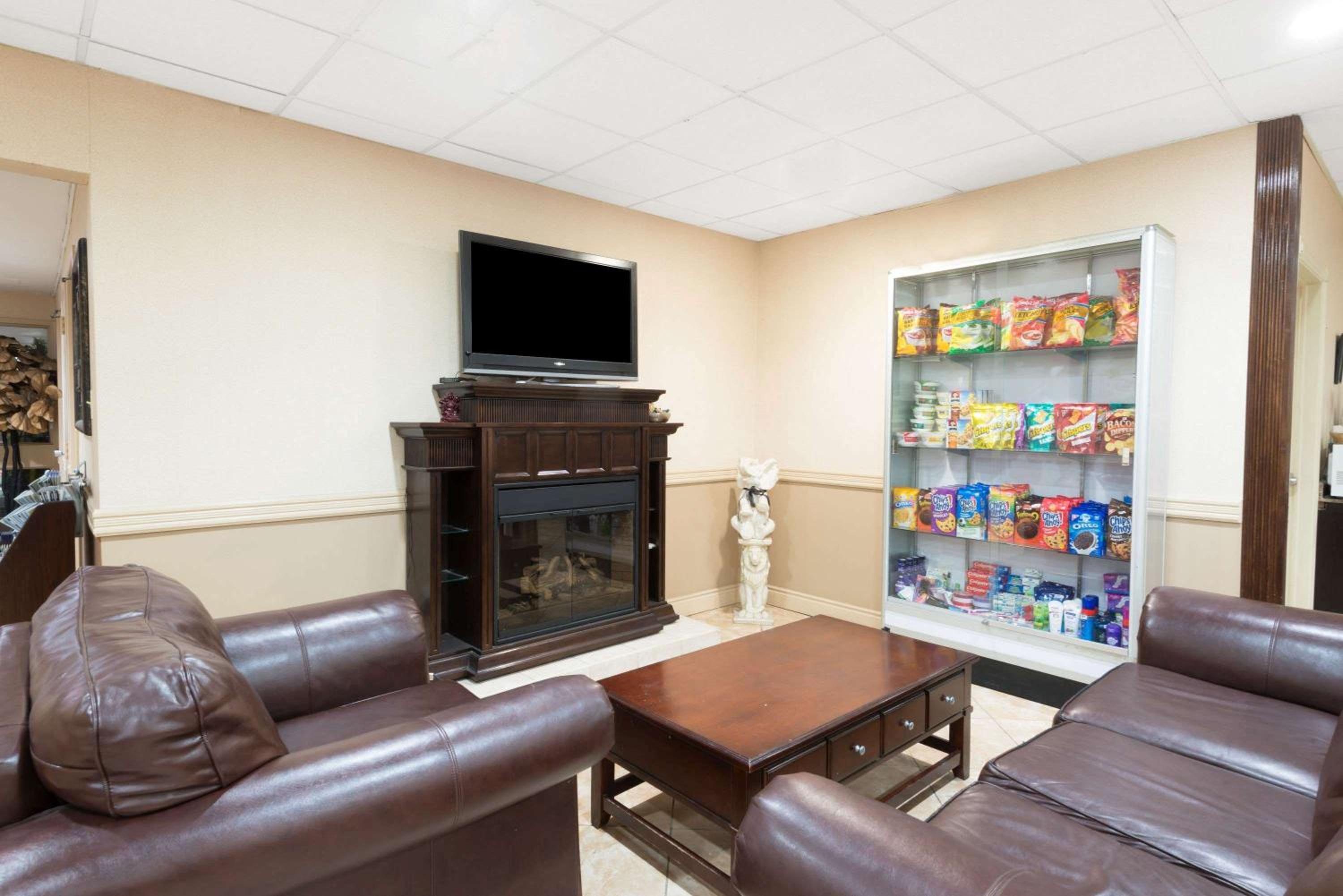 Cambridge Vacations - Super 8 by Wyndham Cambridge/Kitchener/Waterloo Area - Property Image 8