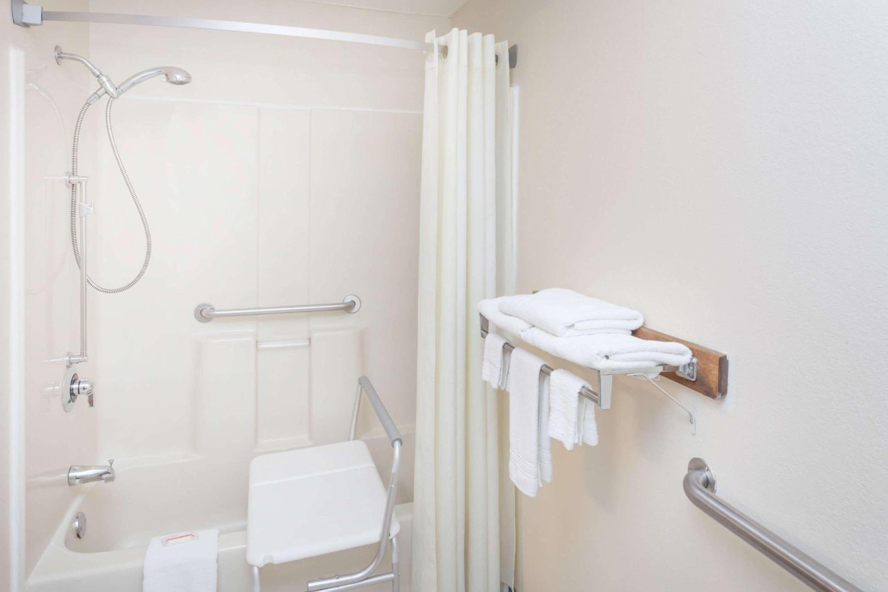 Miscellaneous Market Vacations - Super 8 by Wyndham Pekin/Peoria Area - Property Image 3