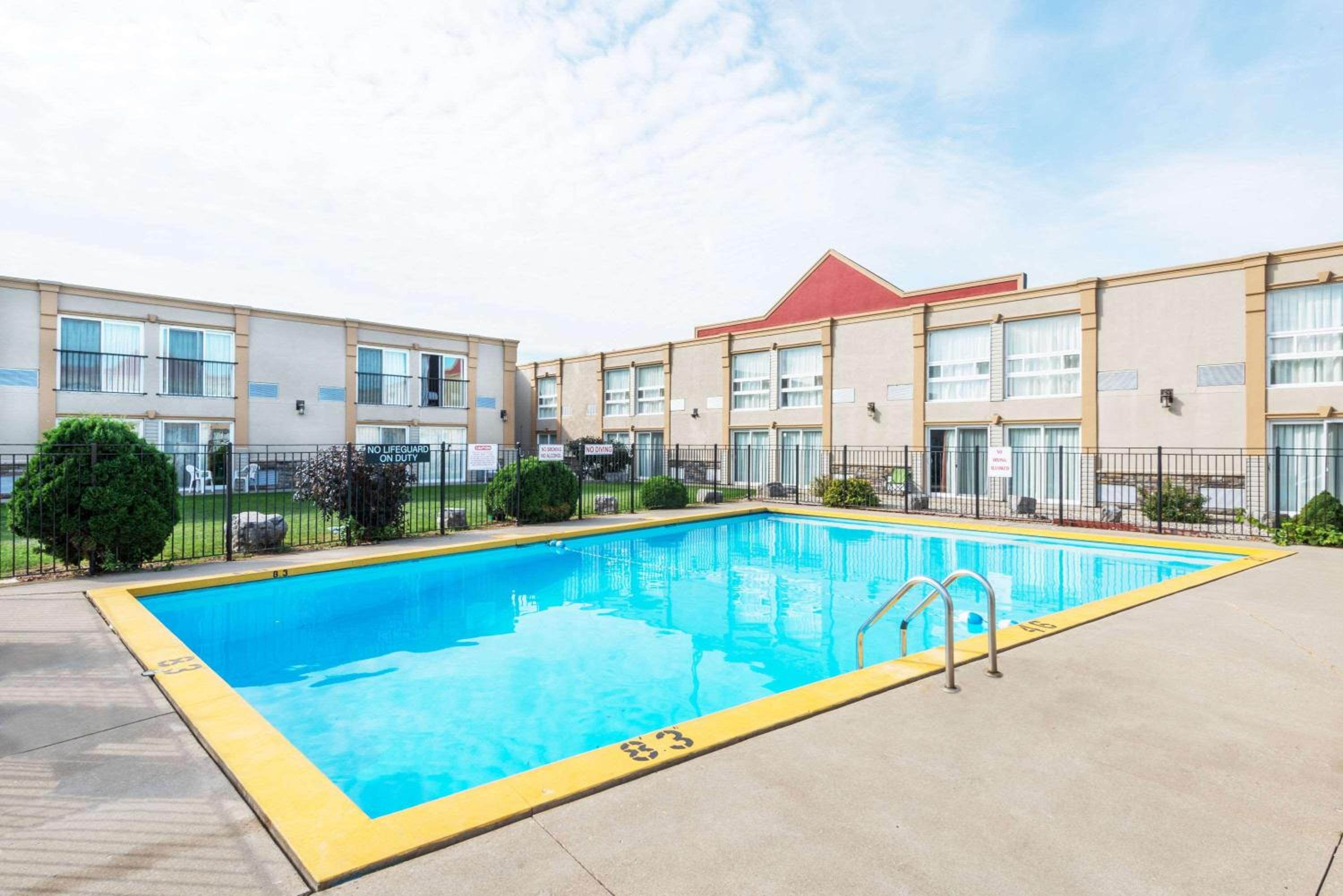 Cambridge Vacations - Super 8 by Wyndham Cambridge/Kitchener/Waterloo Area - Property Image 3