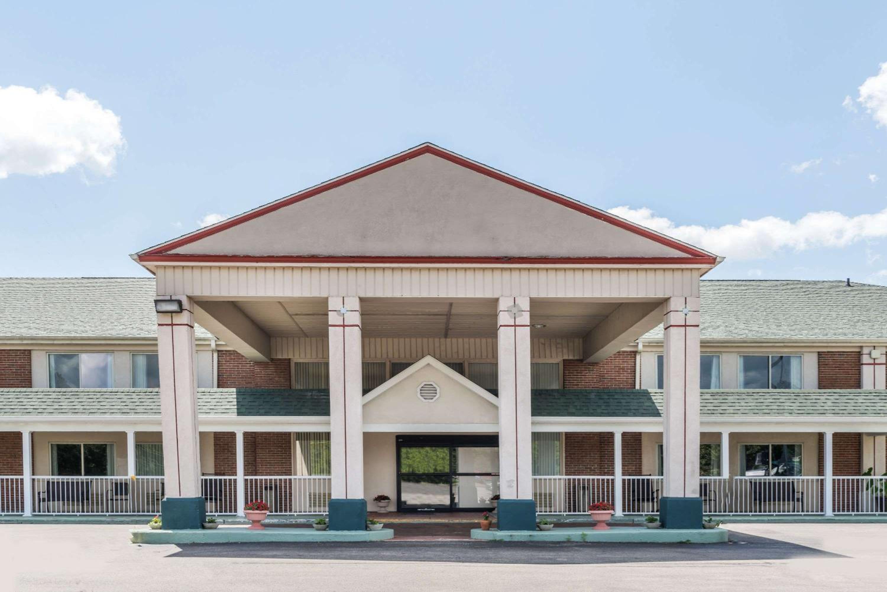Columbus Vacations - Days Inn by Wyndham Columbus IN - Property Image 1