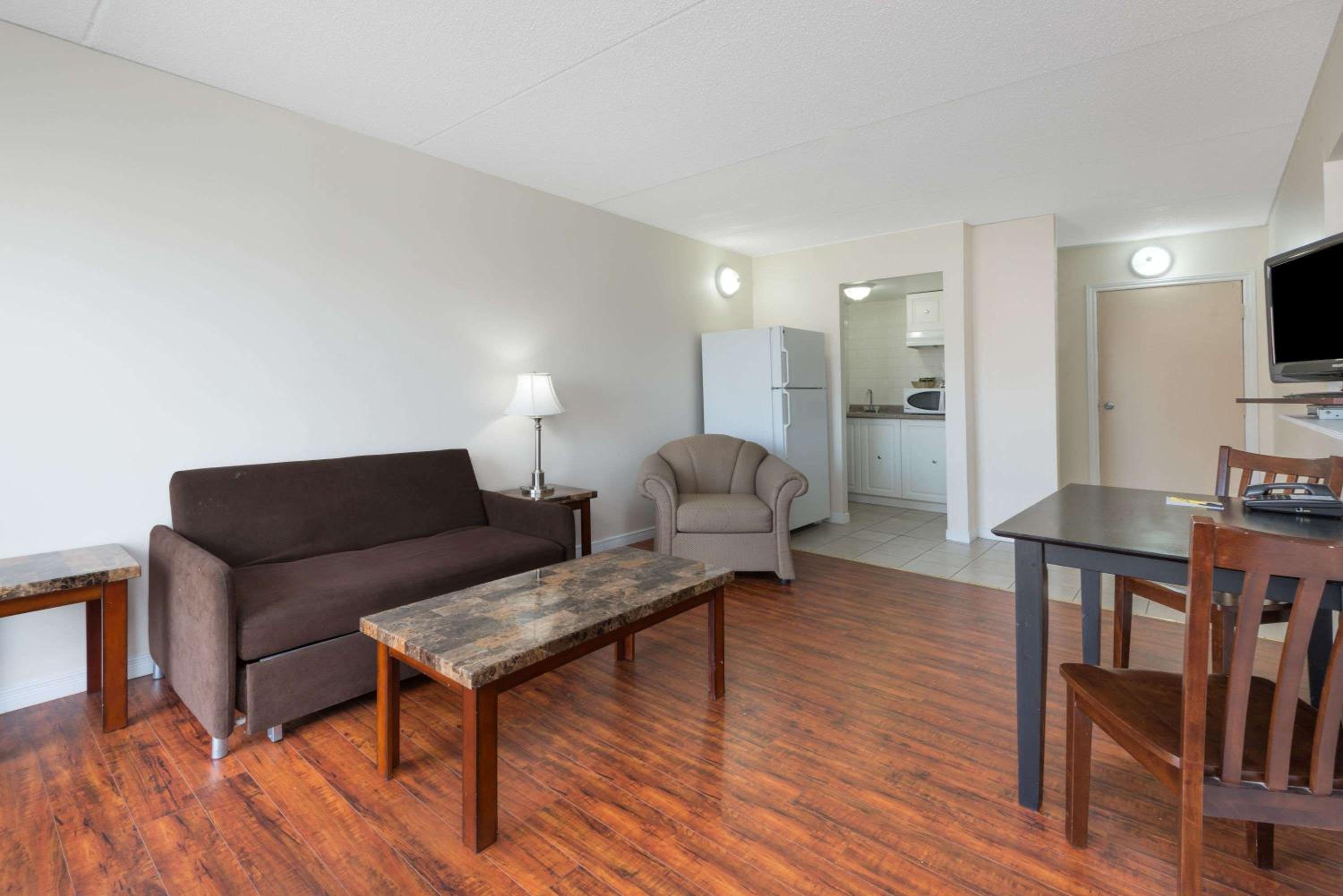 Cambridge Vacations - Super 8 by Wyndham Cambridge/Kitchener/Waterloo Area - Property Image 9