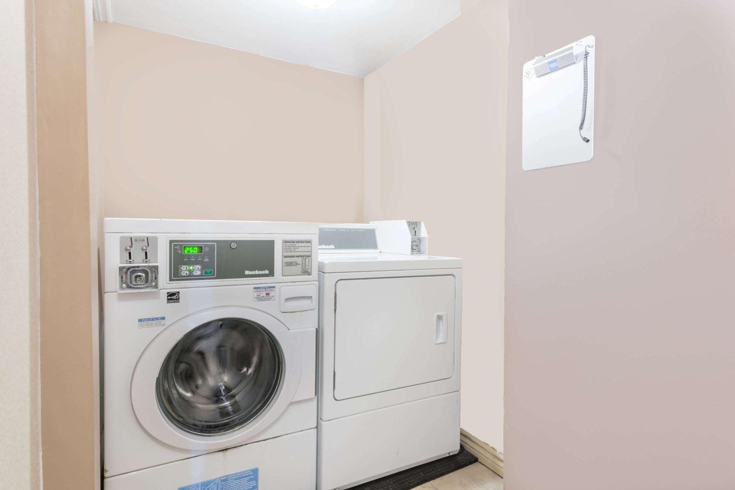 Cambridge Vacations - Super 8 by Wyndham Cambridge/Kitchener/Waterloo Area - Property Image 12