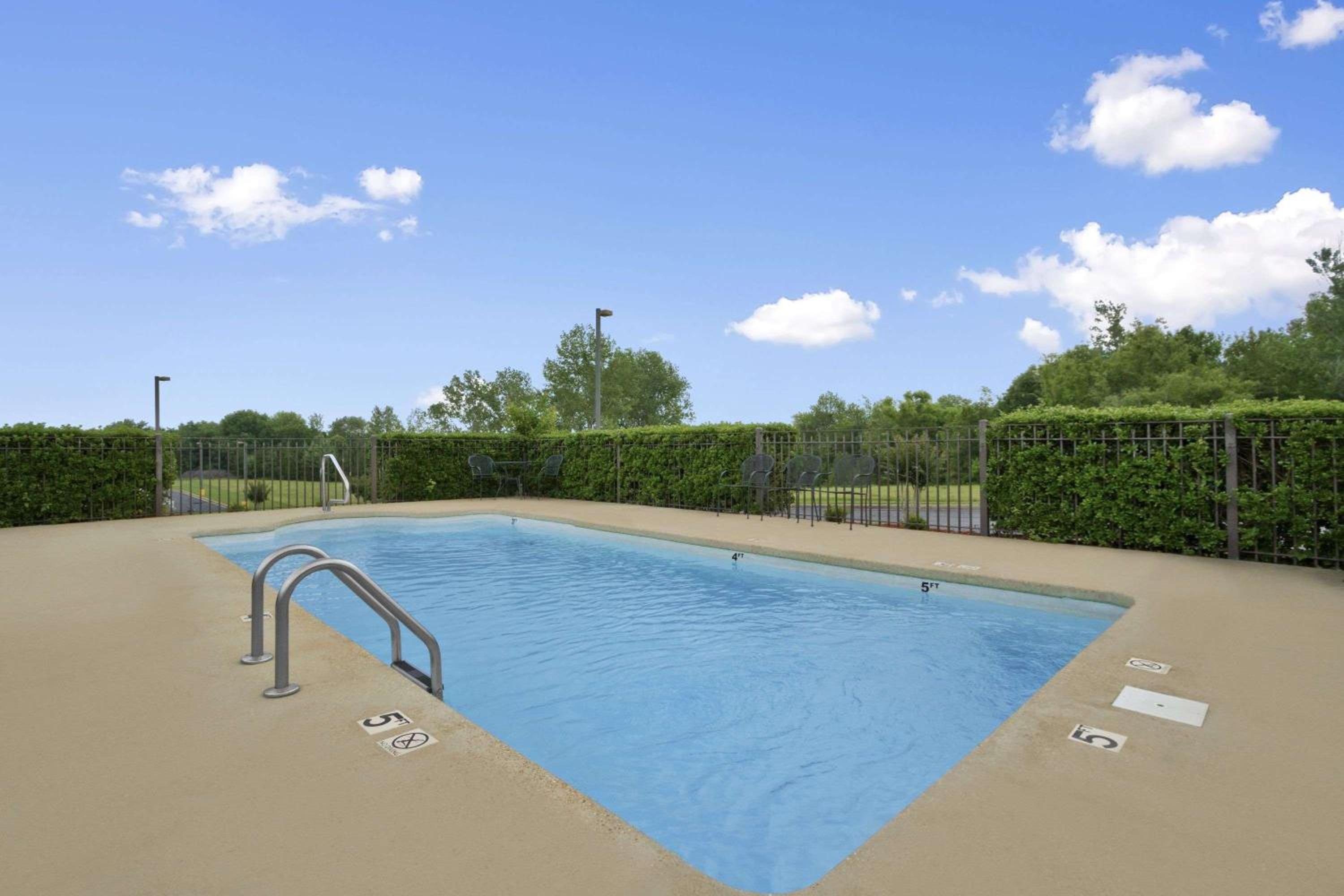 Super 8 by Wyndham Tupelo Airport view 3