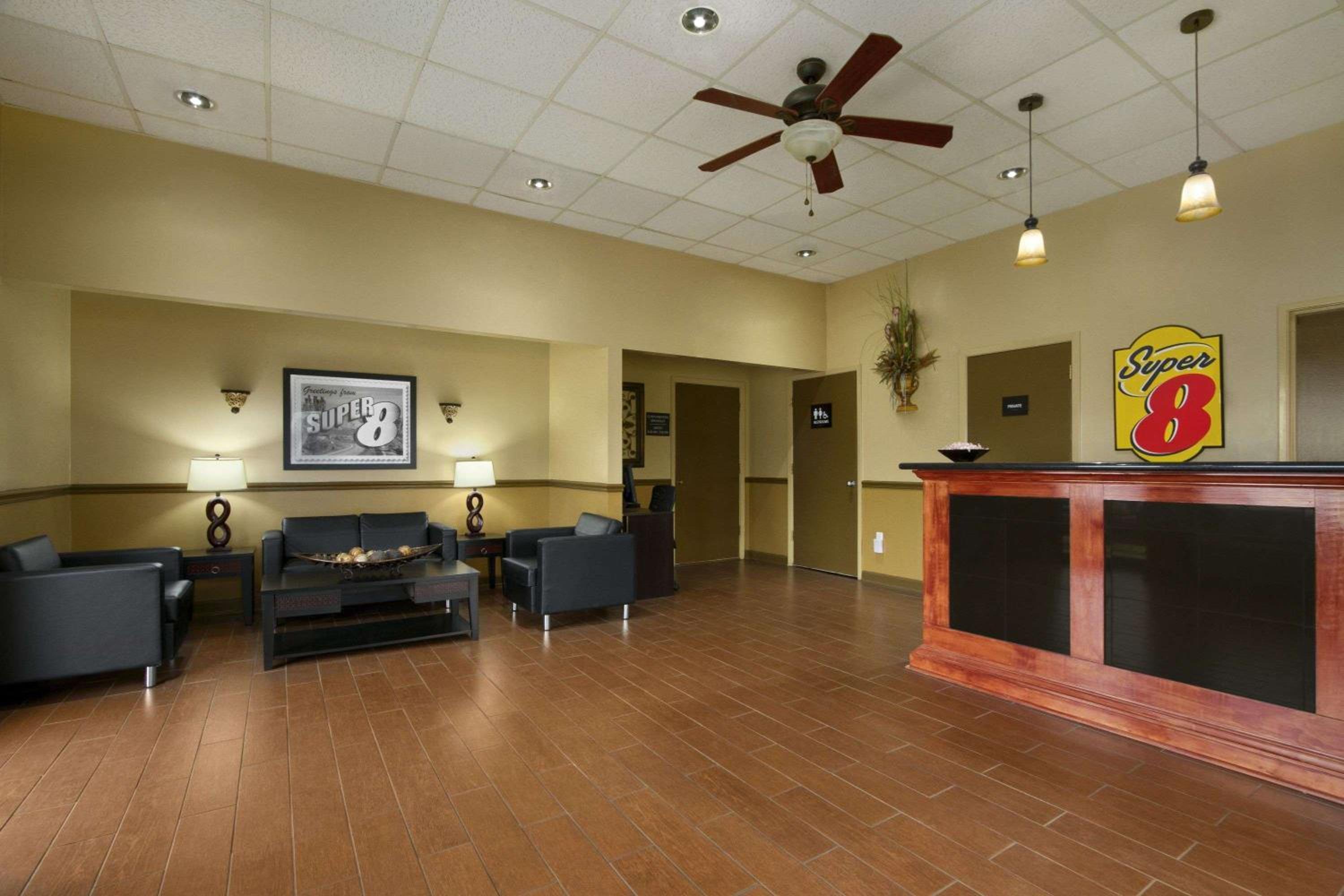 Super 8 by Wyndham Tupelo Airport view 2