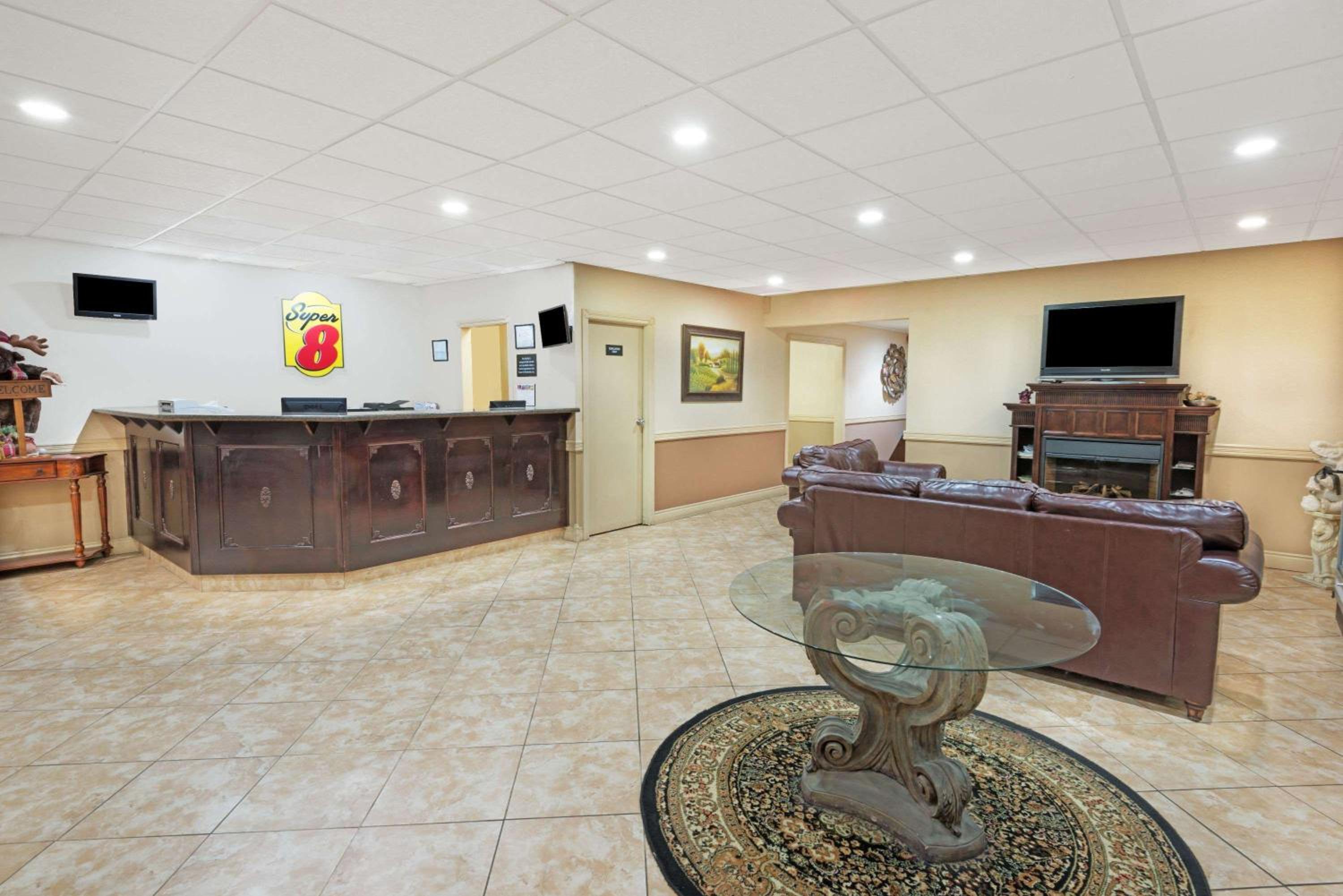 Cambridge Vacations - Super 8 by Wyndham Cambridge/Kitchener/Waterloo Area - Property Image 2