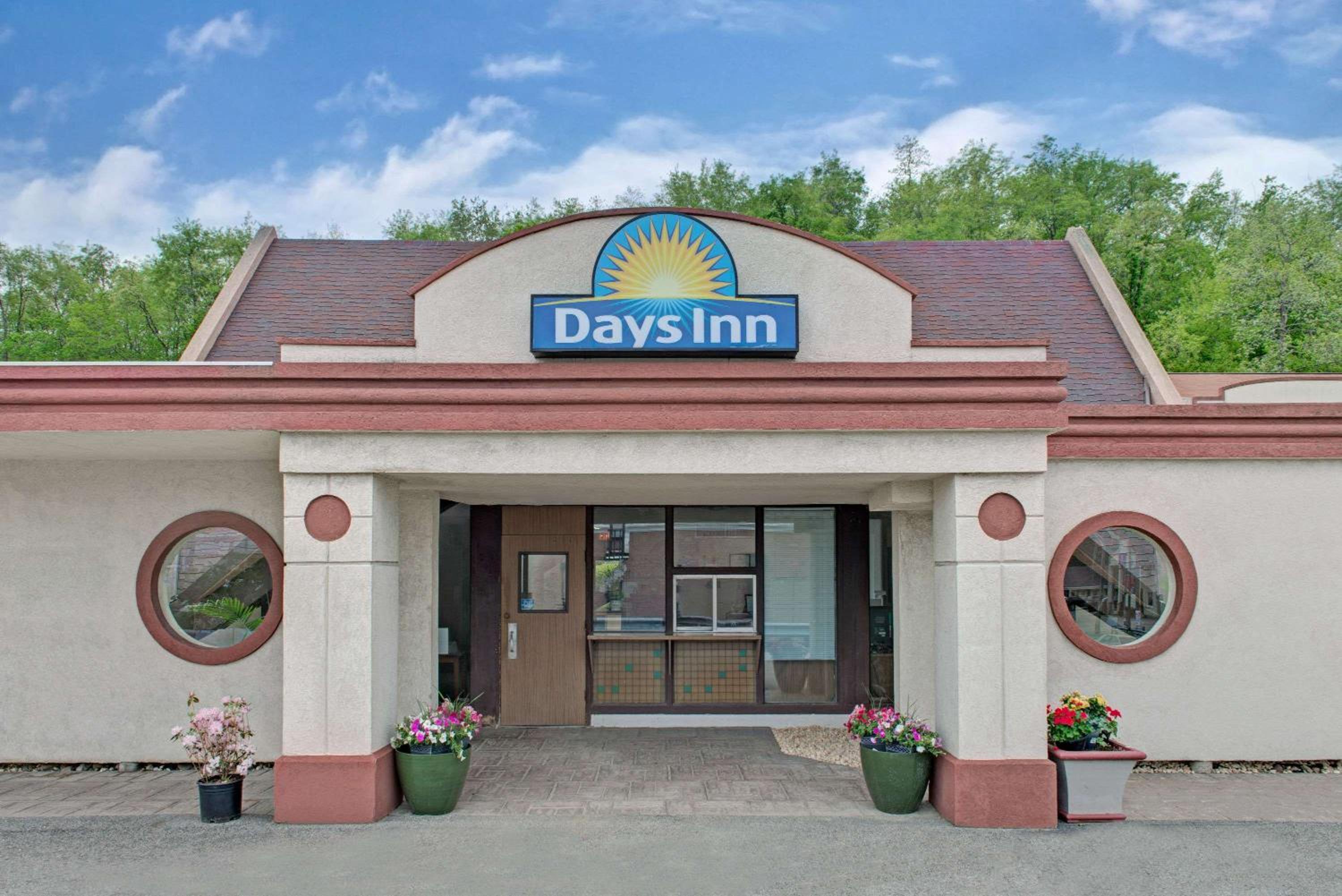 Days Inn by Wyndham Washington 3
