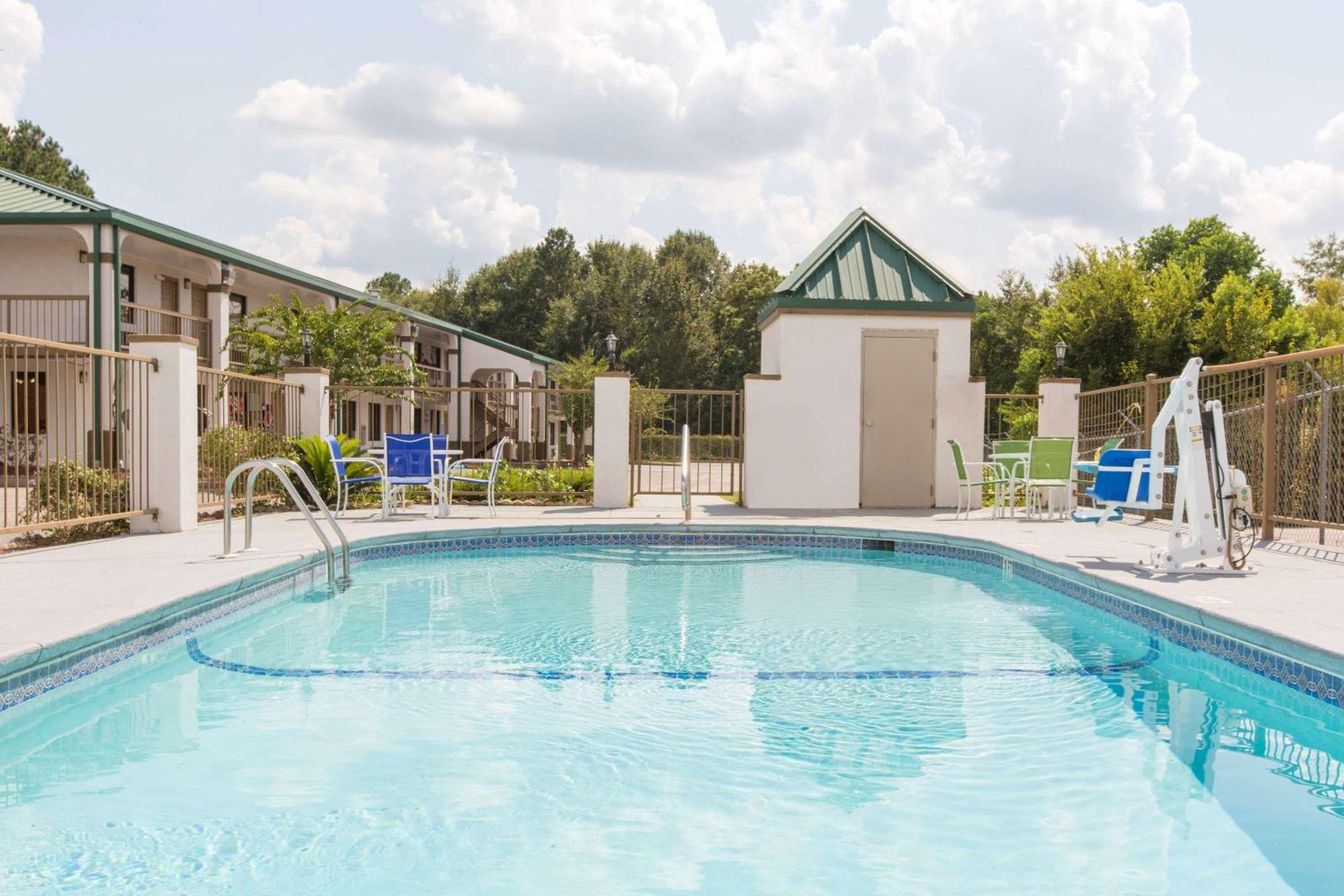 Super 8 by Wyndham Dothan view 4