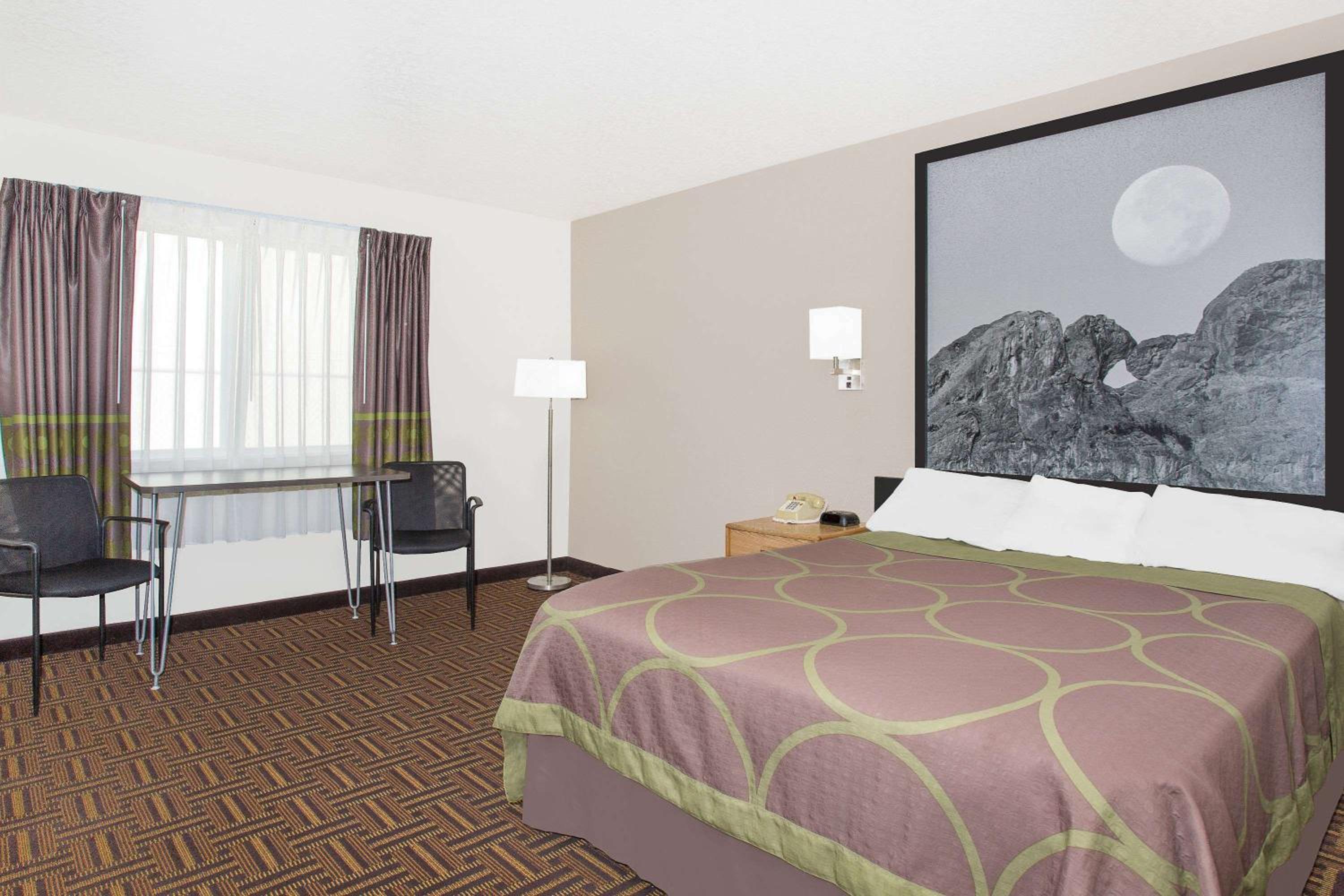 Super 8 by Wyndham Bloomfield - Property Image 31