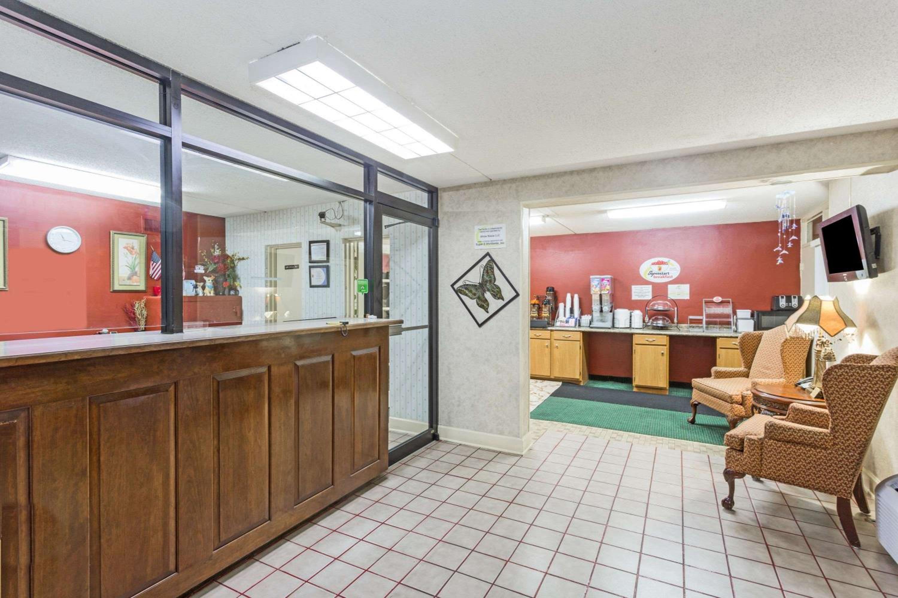 Super 8 by Wyndham Tifton view 3