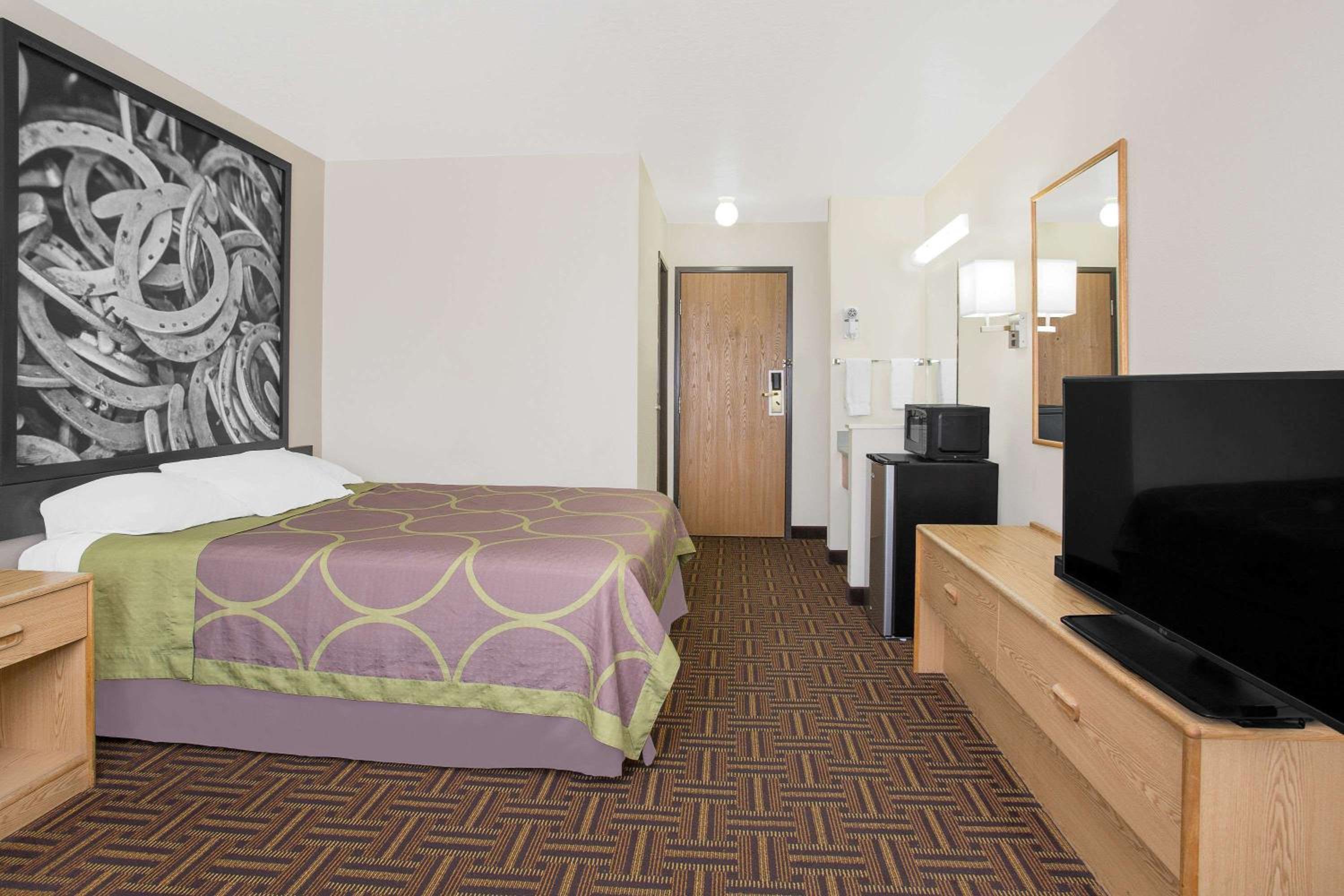 Super 8 by Wyndham Bloomfield - Property Image 25