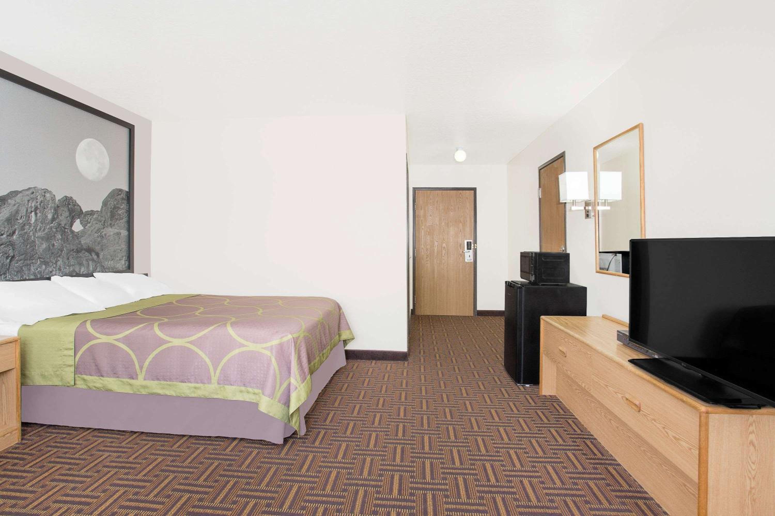 Super 8 by Wyndham Bloomfield - Property Image 23