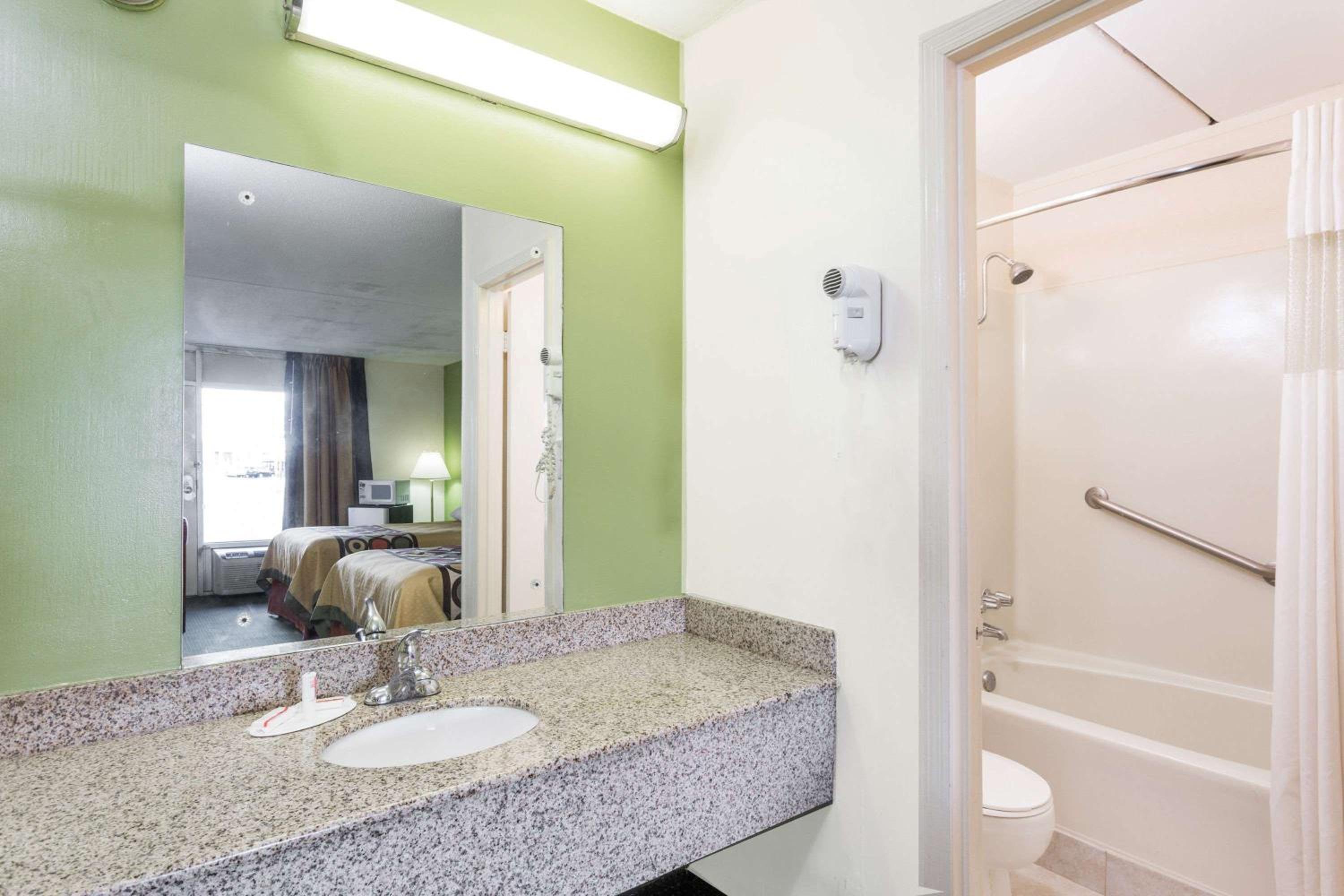 Super 8 by Wyndham Tifton view 5