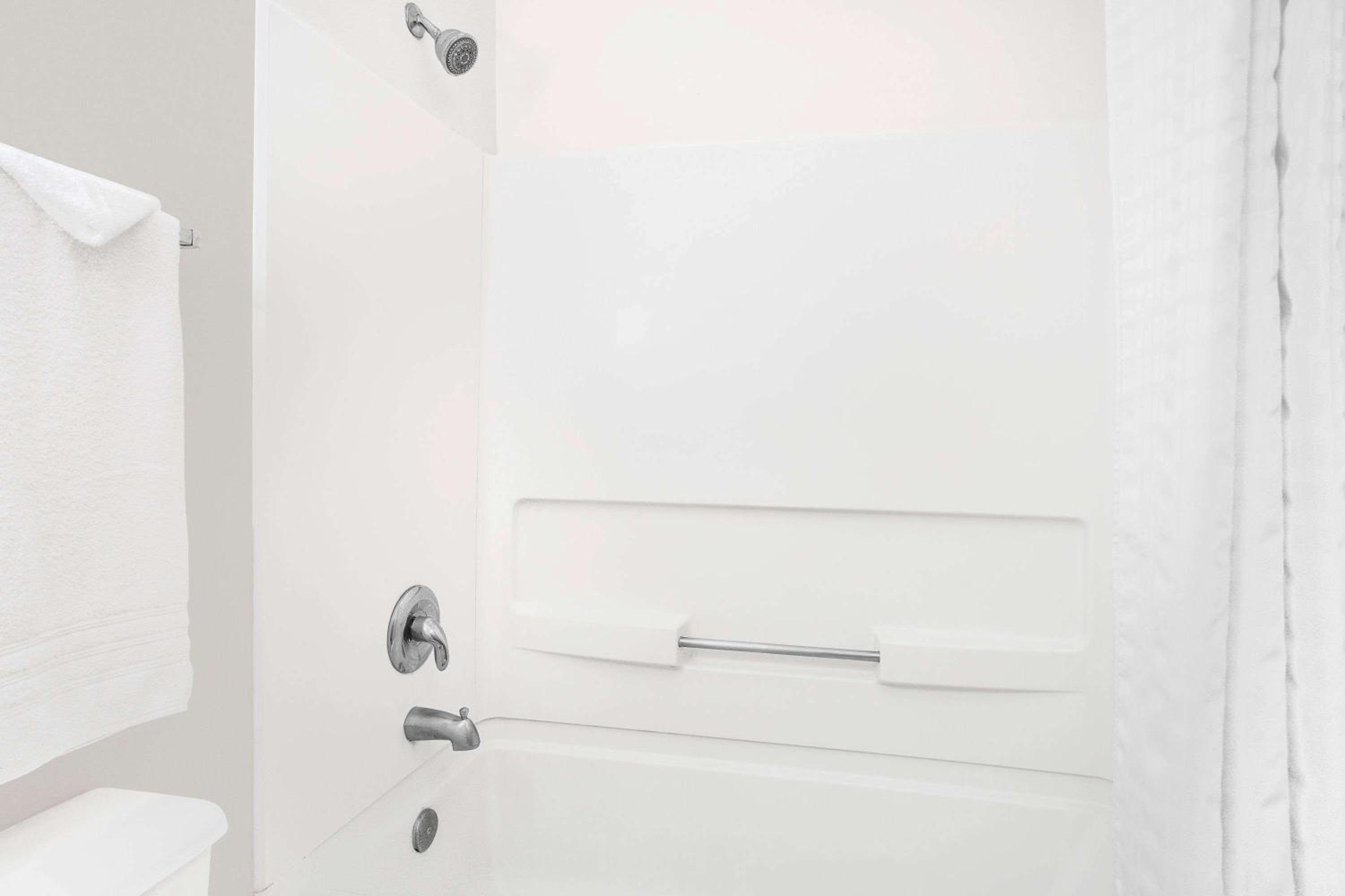 Super 8 by Wyndham Bloomfield - Property Image 27