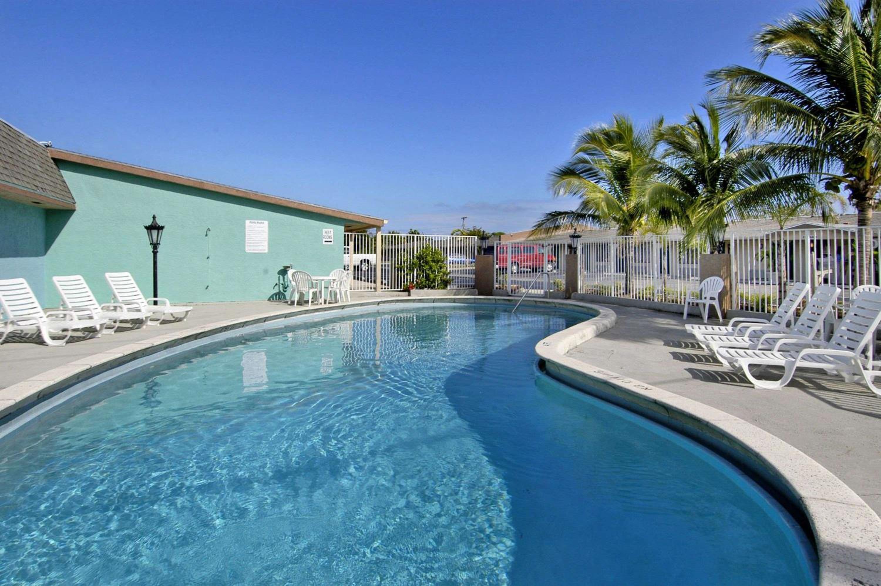 Super 8 by Wyndham Lantana West Palm Beach view 3
