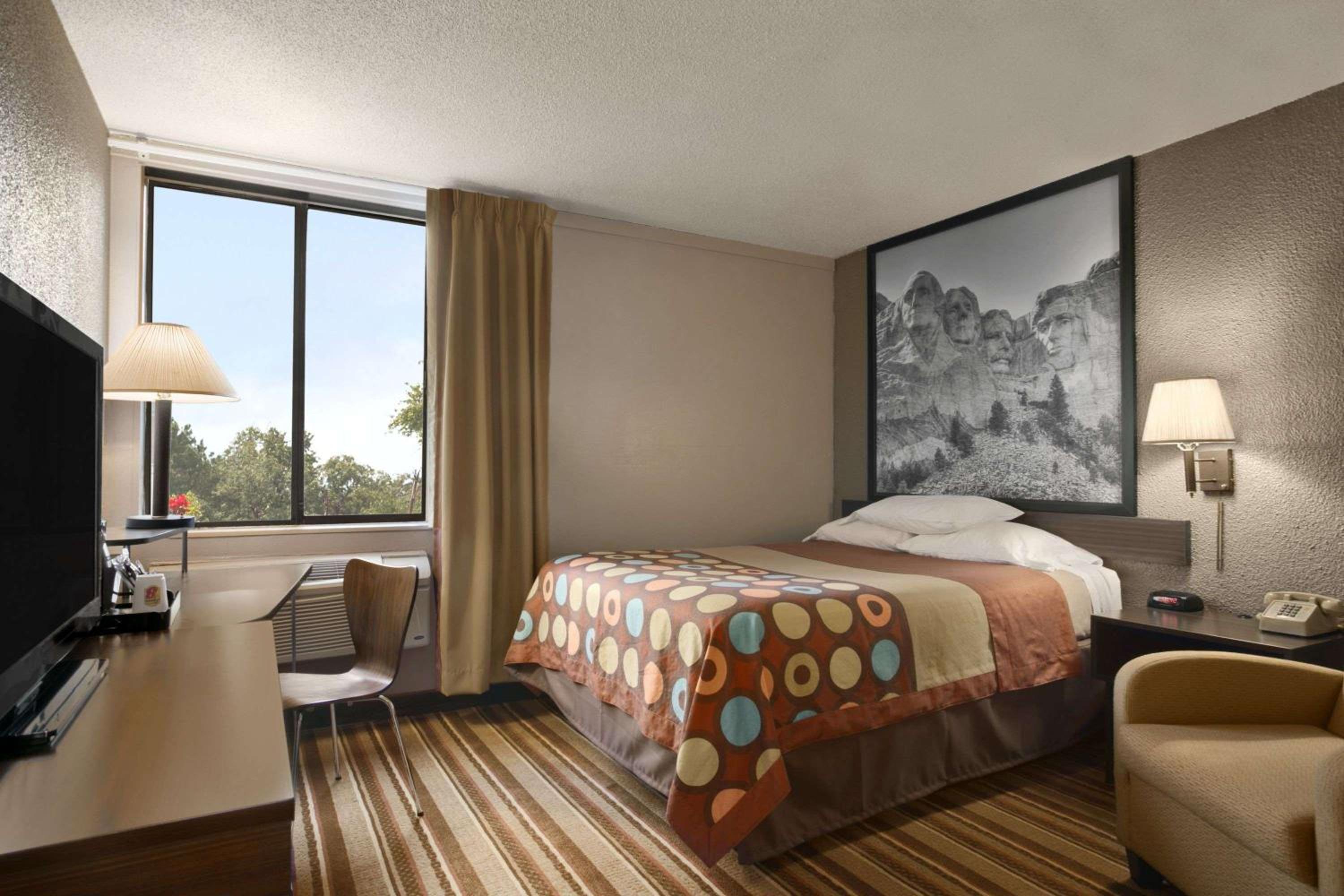 Super 8 by Wyndham Redfield view 3