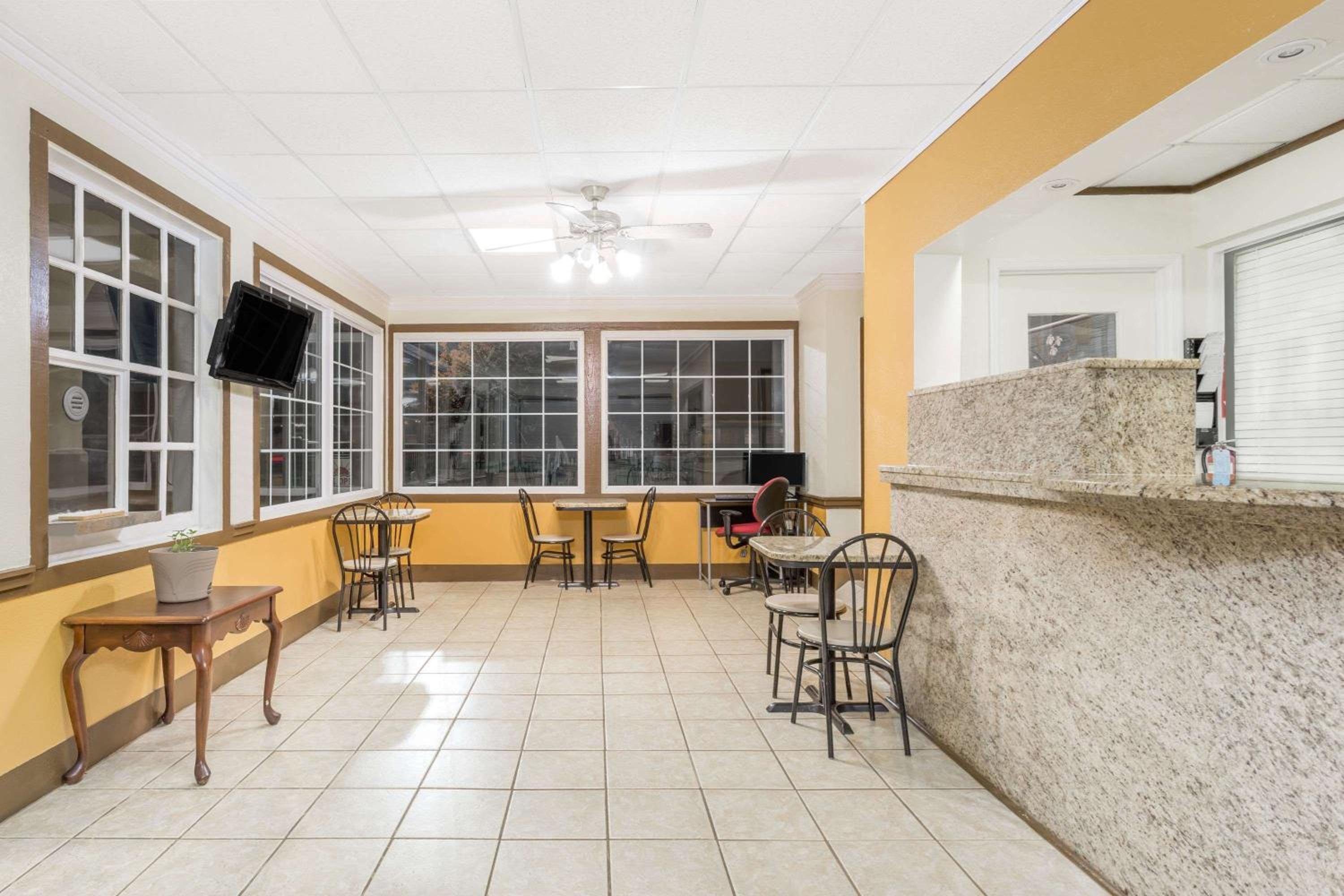 Super 8 by Wyndham Santee/I-95 view 4