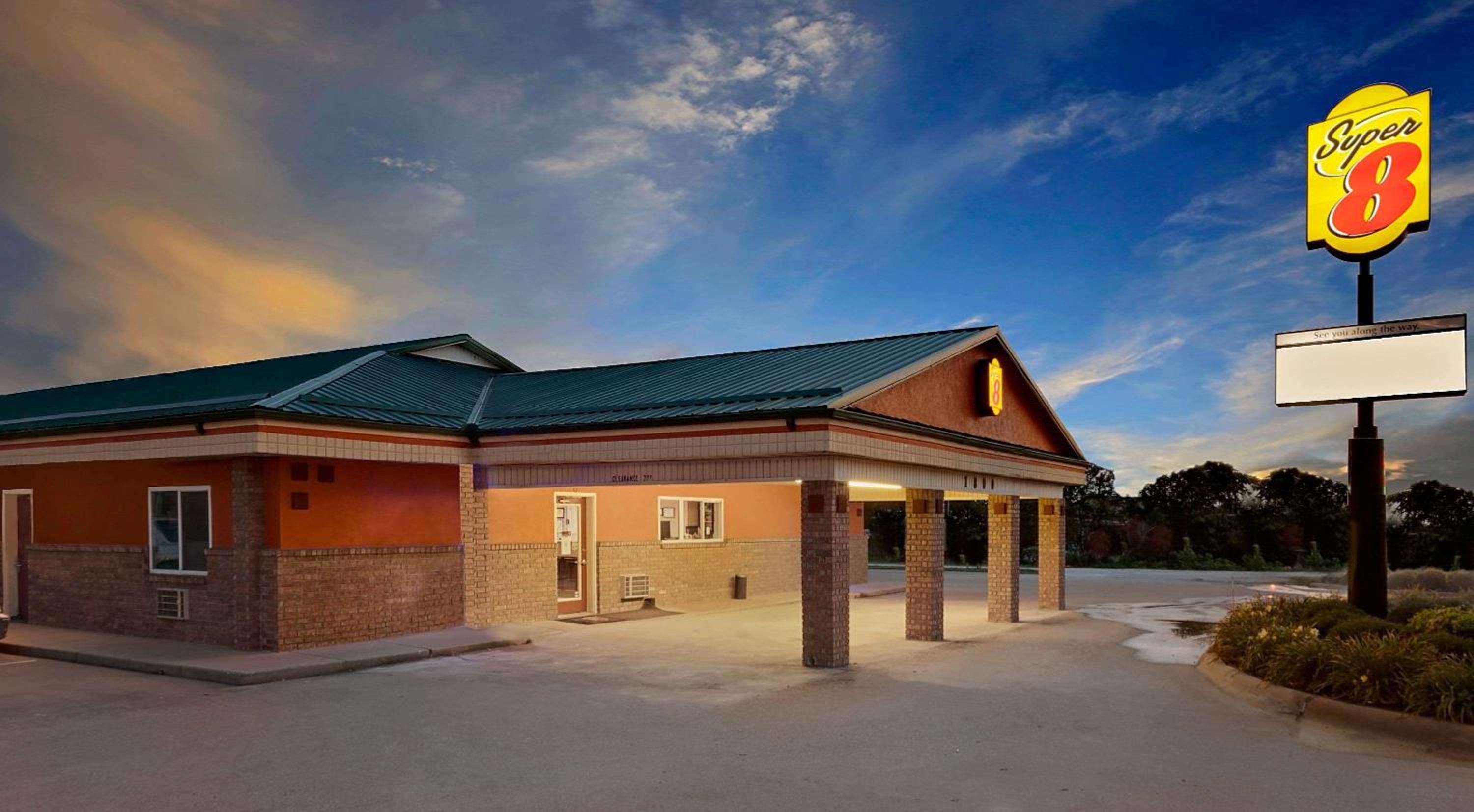 Super 8 by Wyndham Siloam Springs view 2