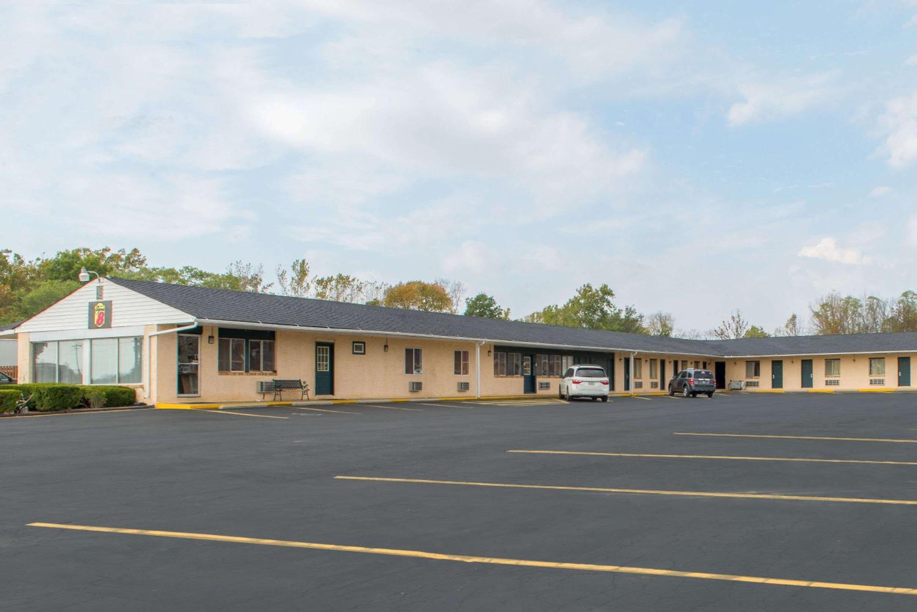 Super 8 by Wyndham Centerville-Richmond view 5