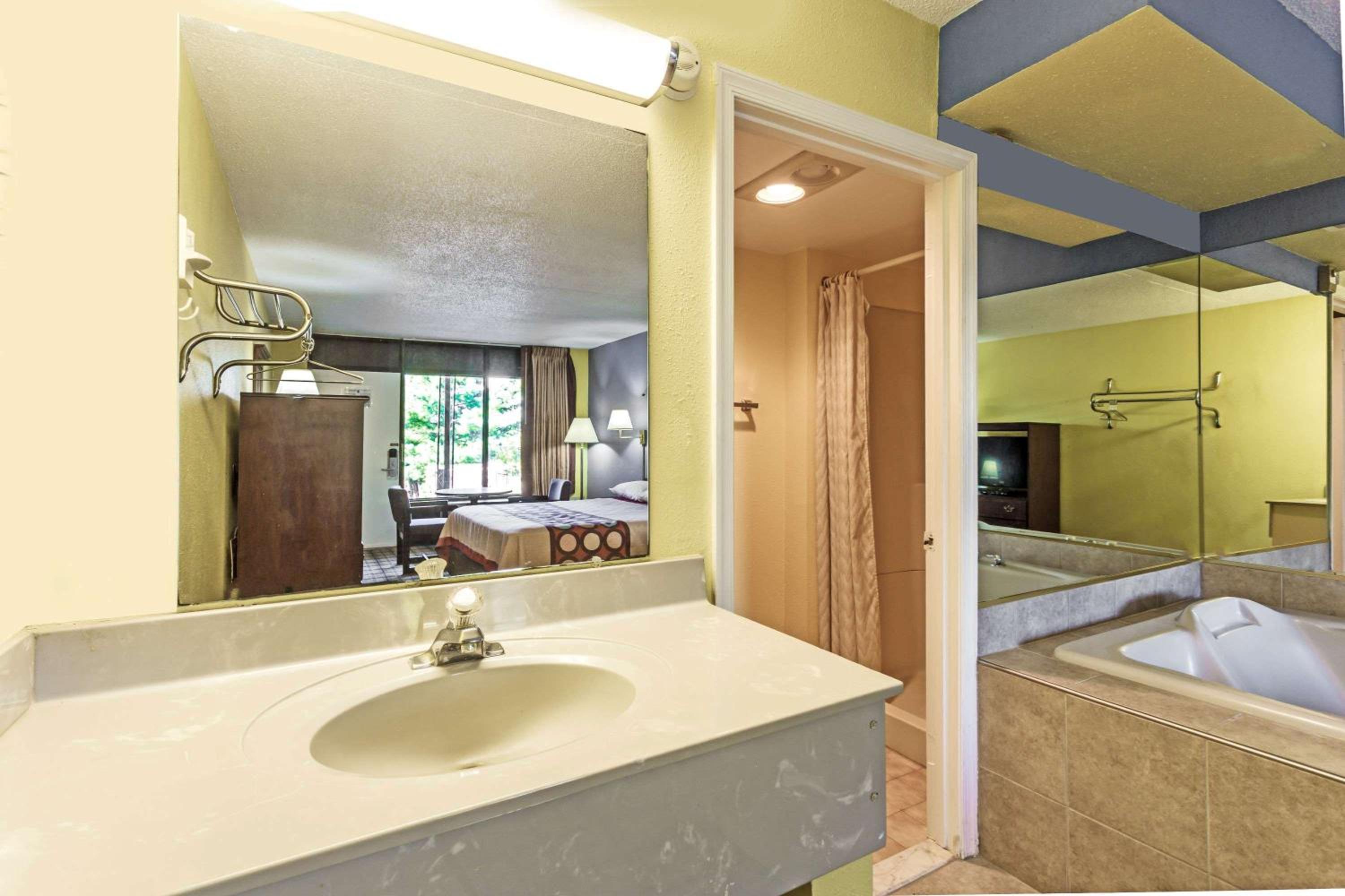 Jessup Vacations - Super 8 by Wyndham Jessup/Baltimore Area - Property Image 11