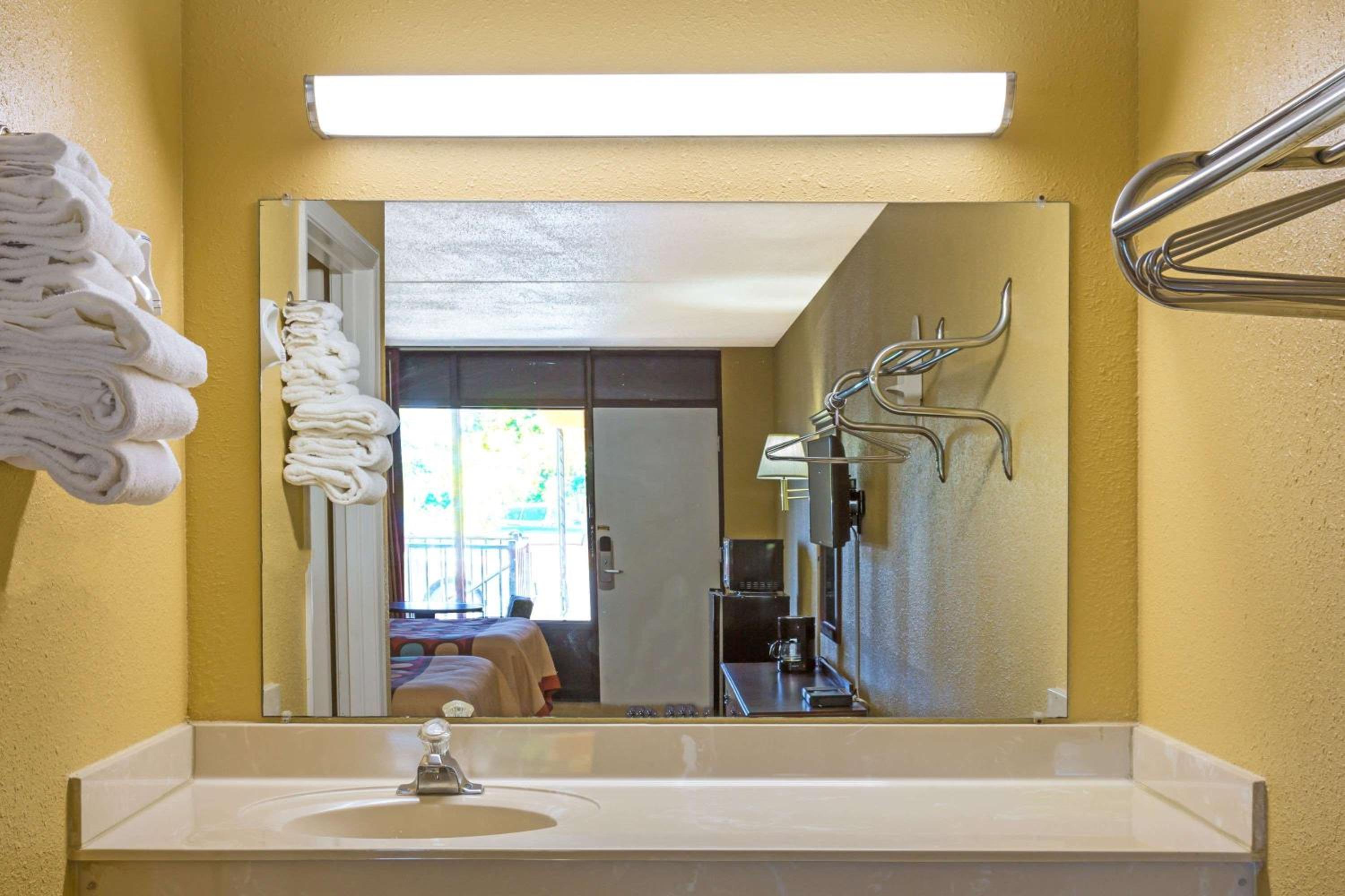 Jessup Vacations - Super 8 by Wyndham Jessup/Baltimore Area - Property Image 7