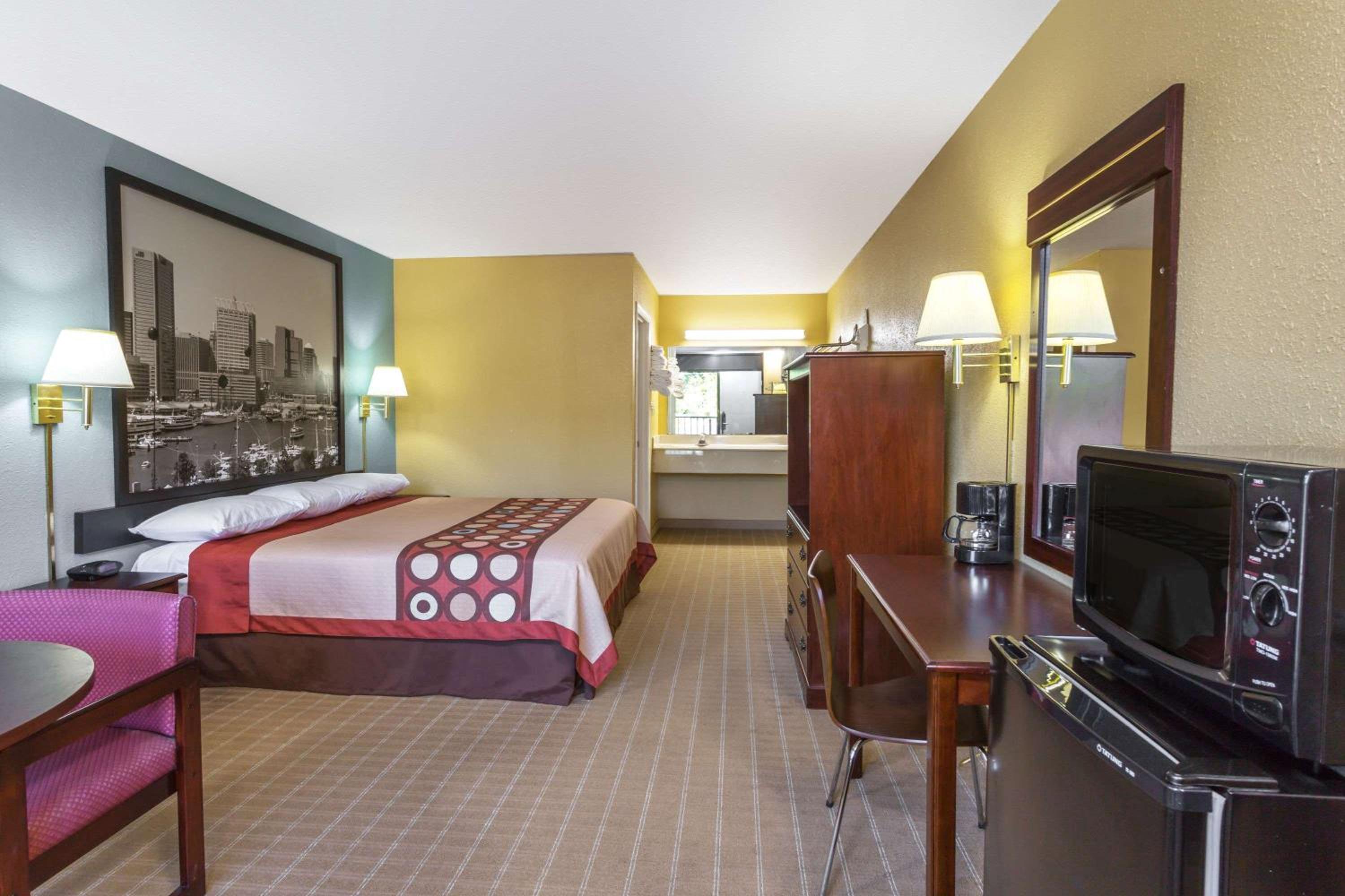 Jessup Vacations - Super 8 by Wyndham Jessup/Baltimore Area - Property Image 9