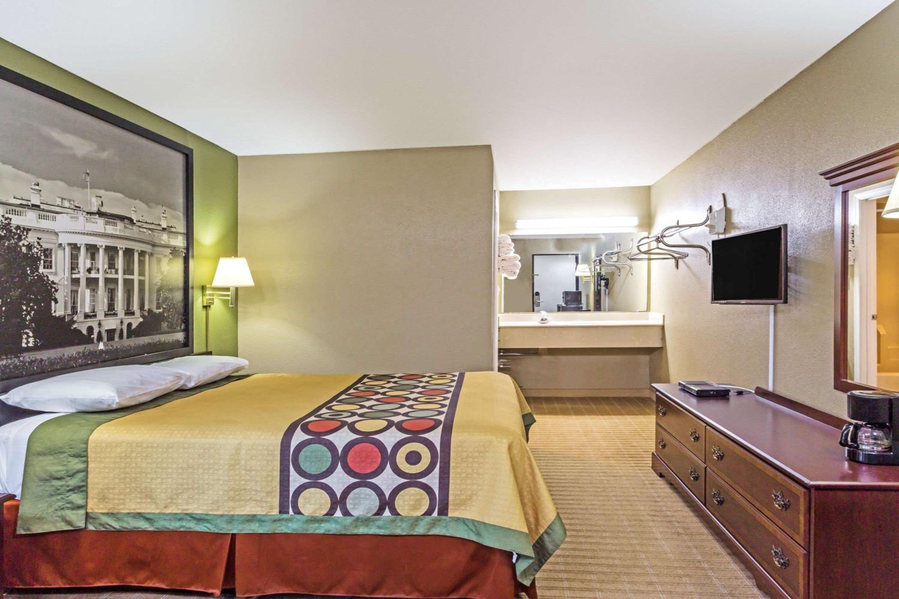 Jessup Vacations - Super 8 by Wyndham Jessup/Baltimore Area - Property Image 6