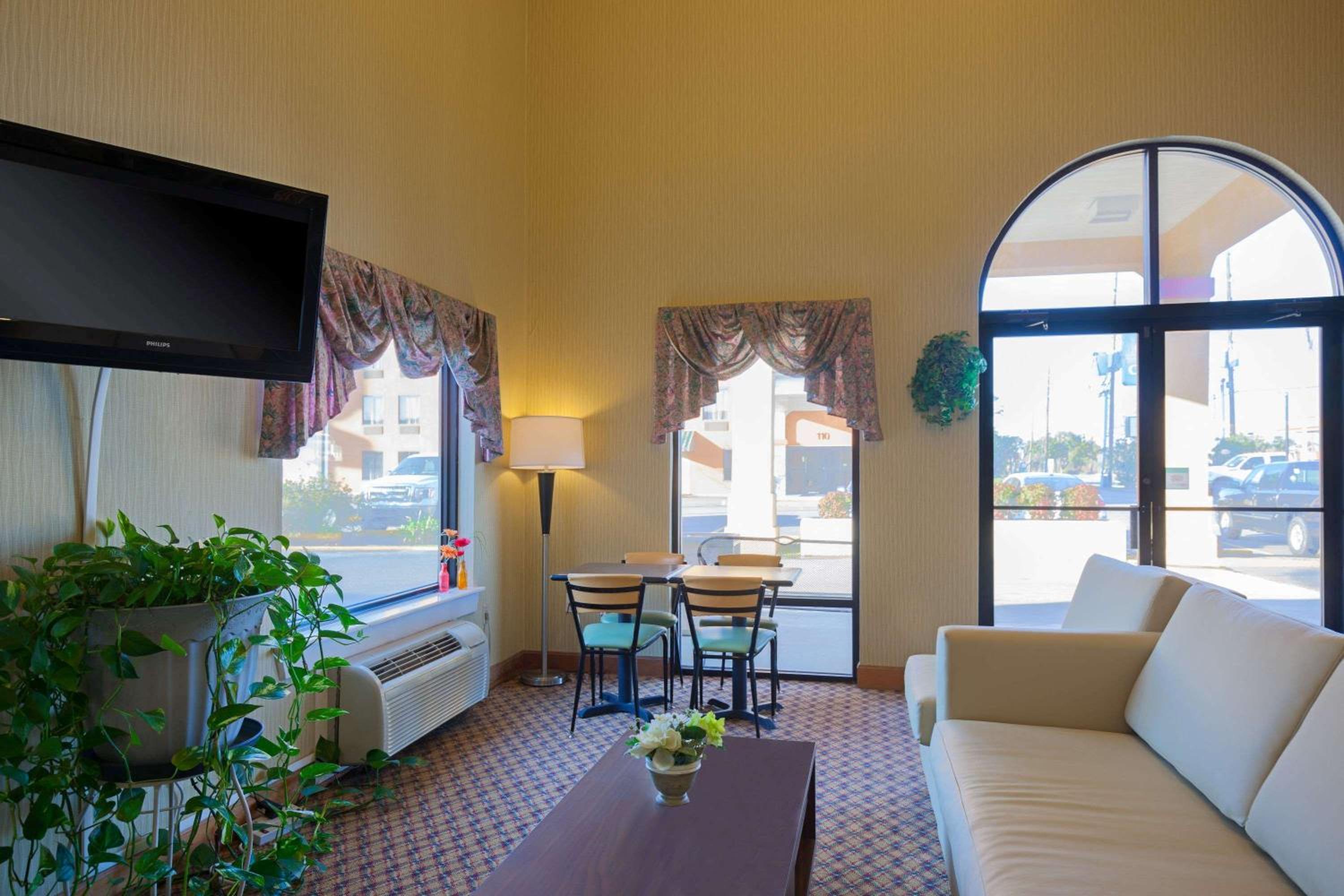 Super 8 by Wyndham Hammond view 4