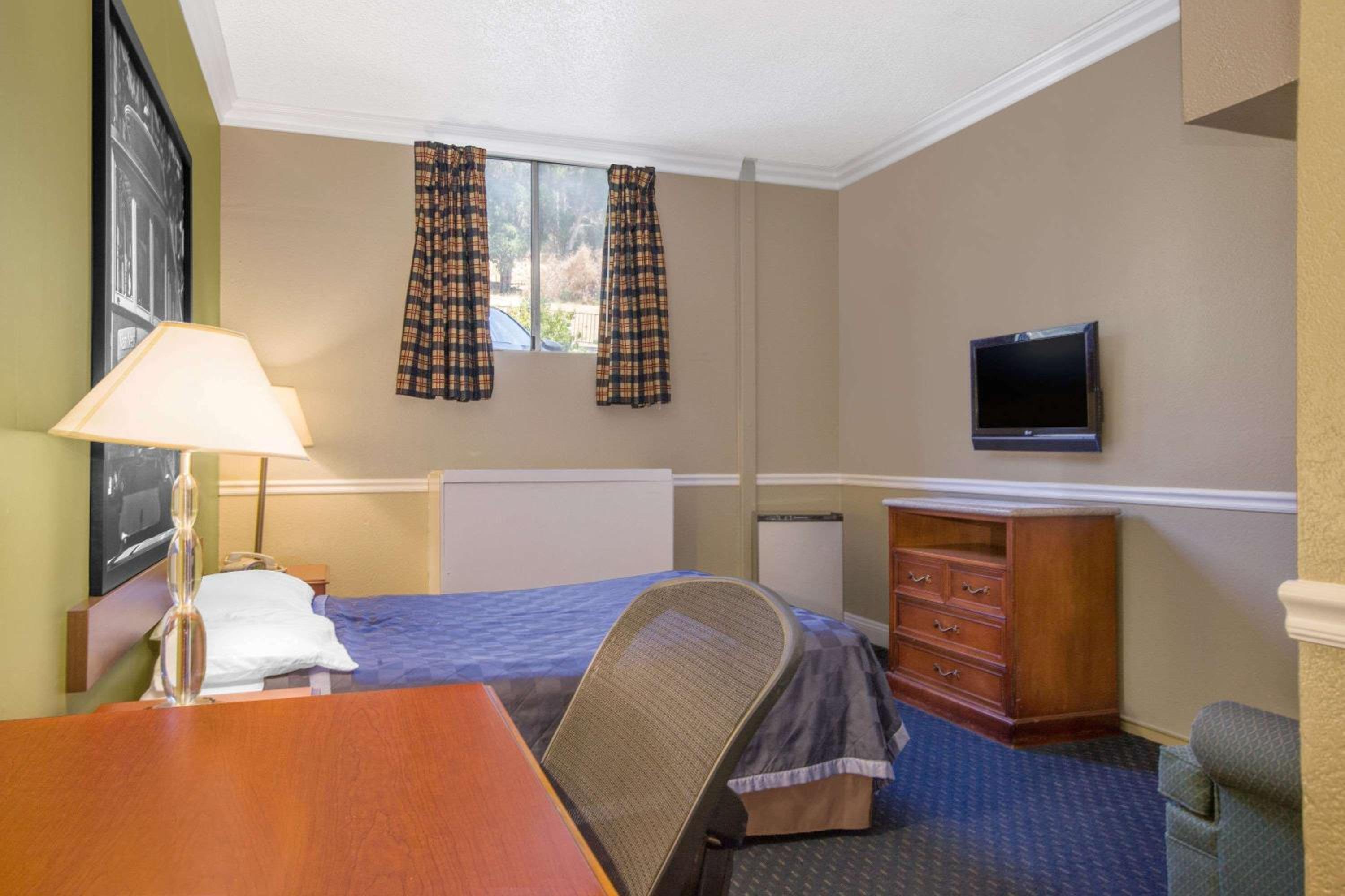 Super 8 by Wyndham Hayward Downtown view 4