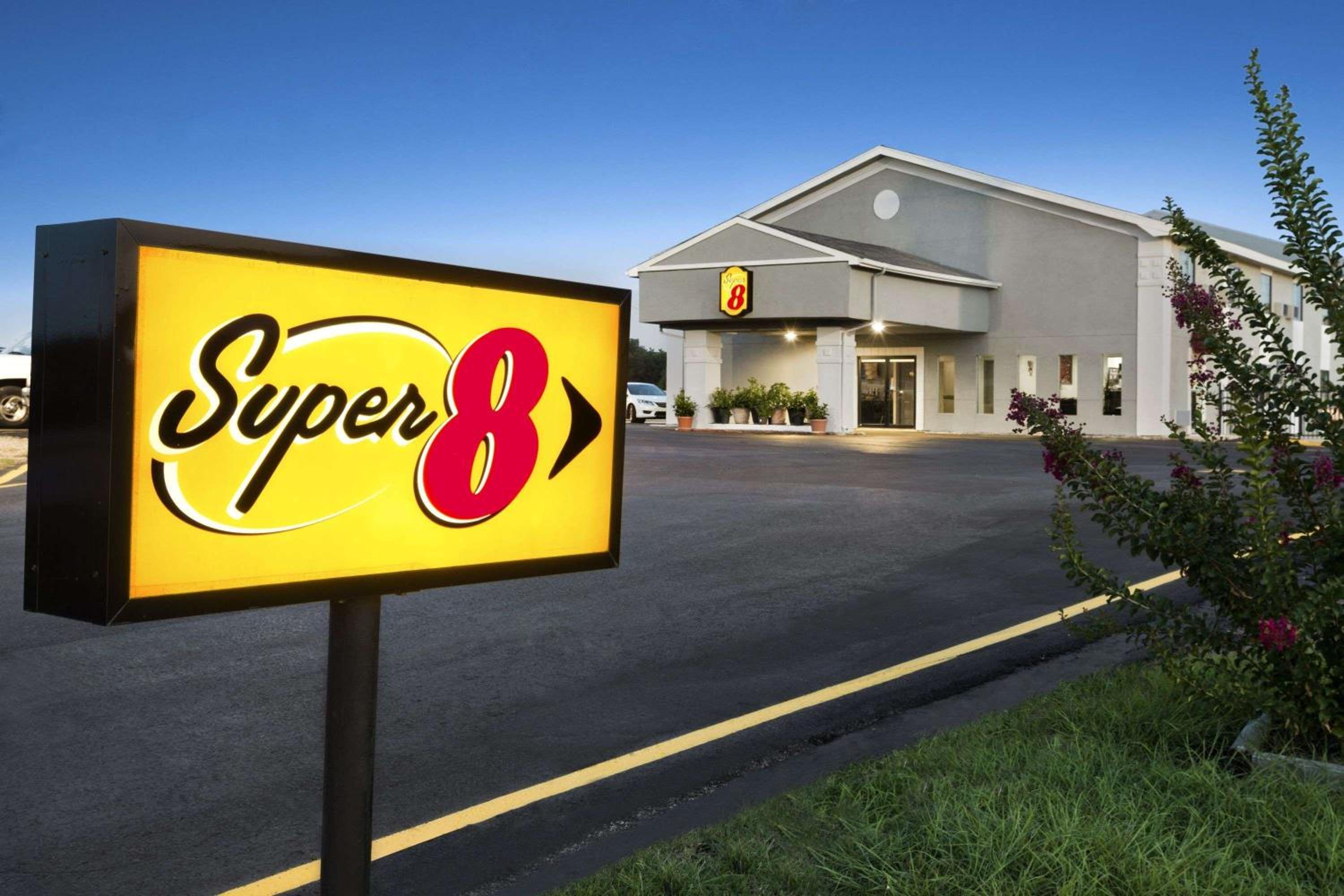 Ardmore Vacations - Super 8 by Wyndham Ardmore - Property Image 1