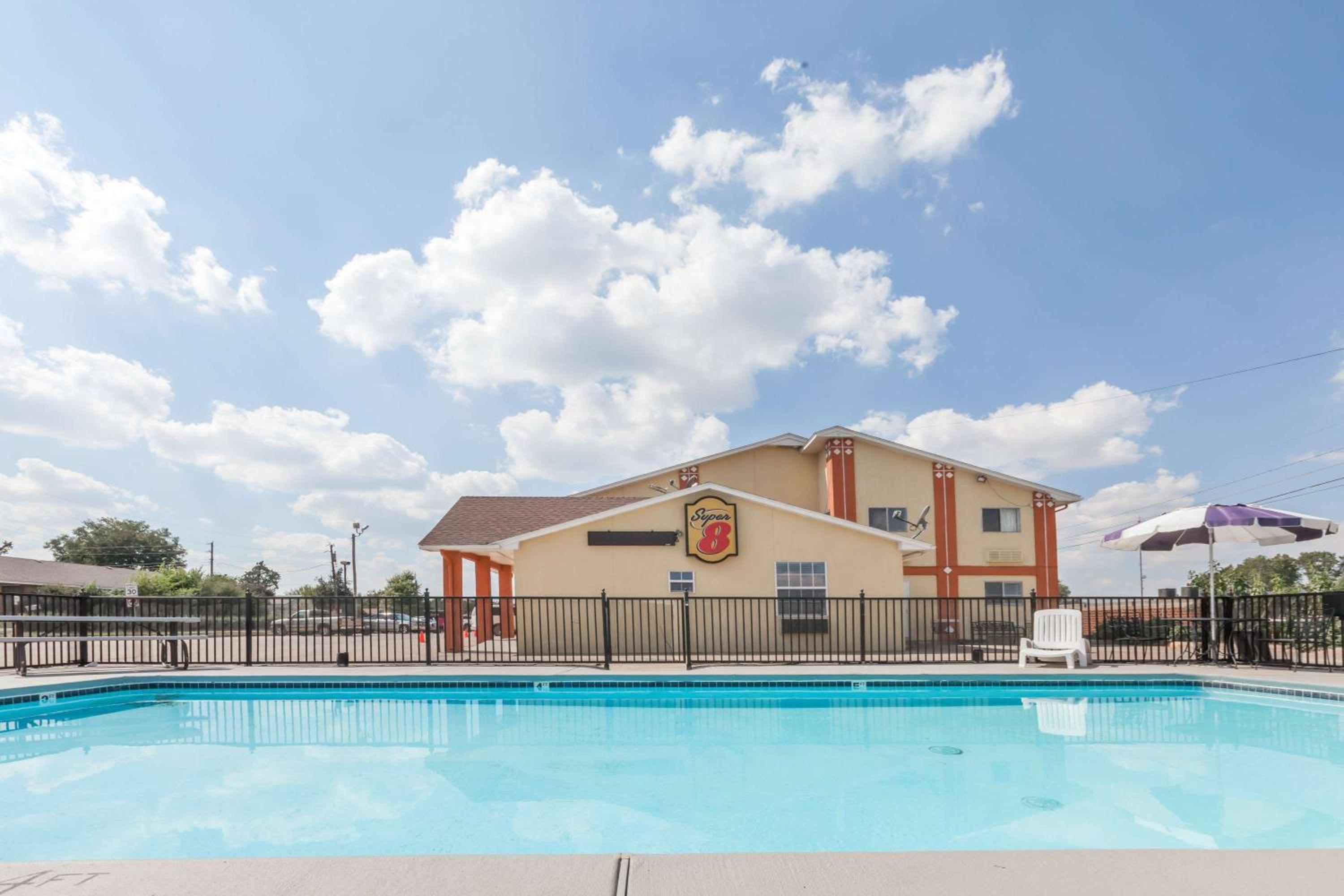 Super 8 by Wyndham Chickasha view 4