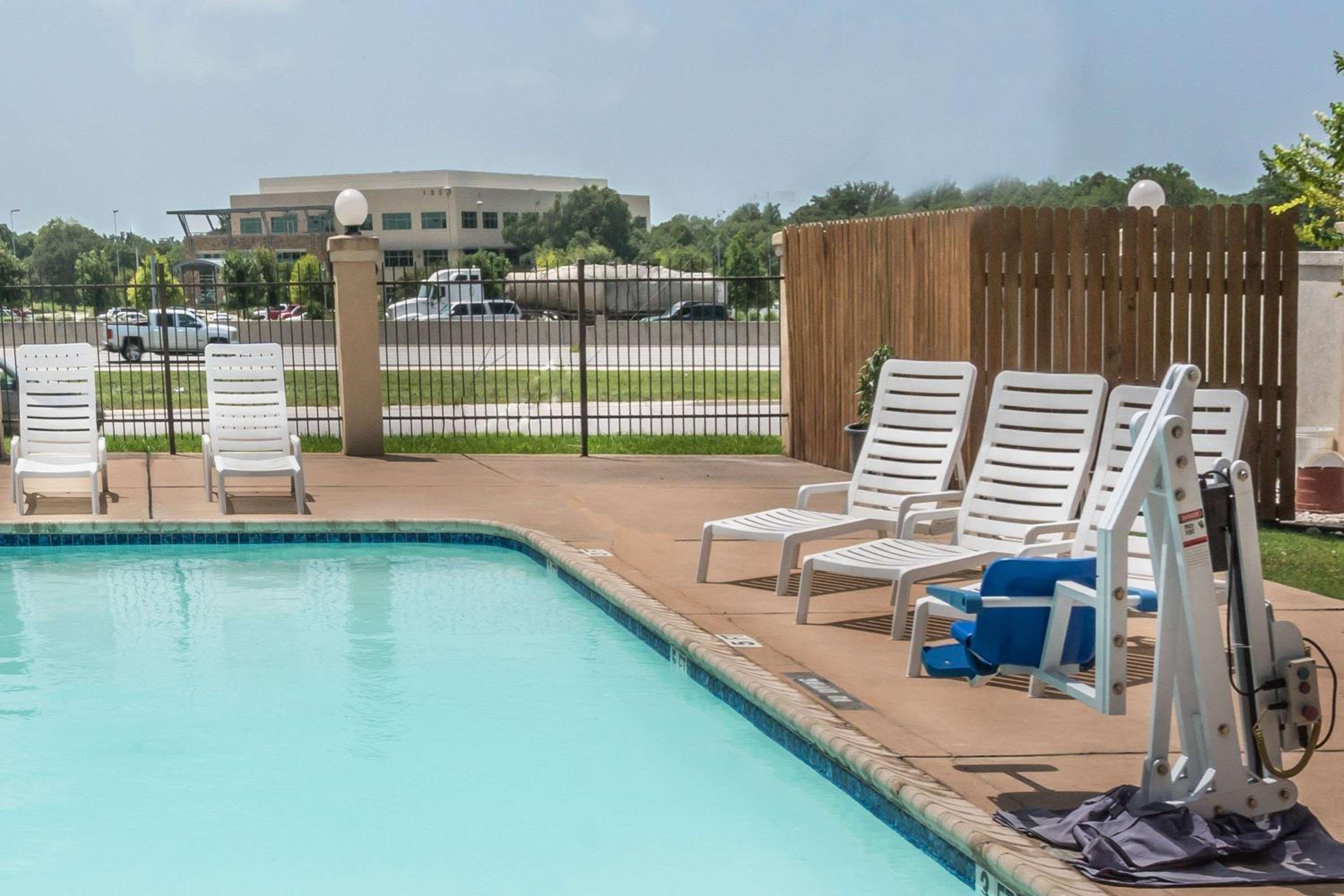 Super 8 by Wyndham San Marcos view 5