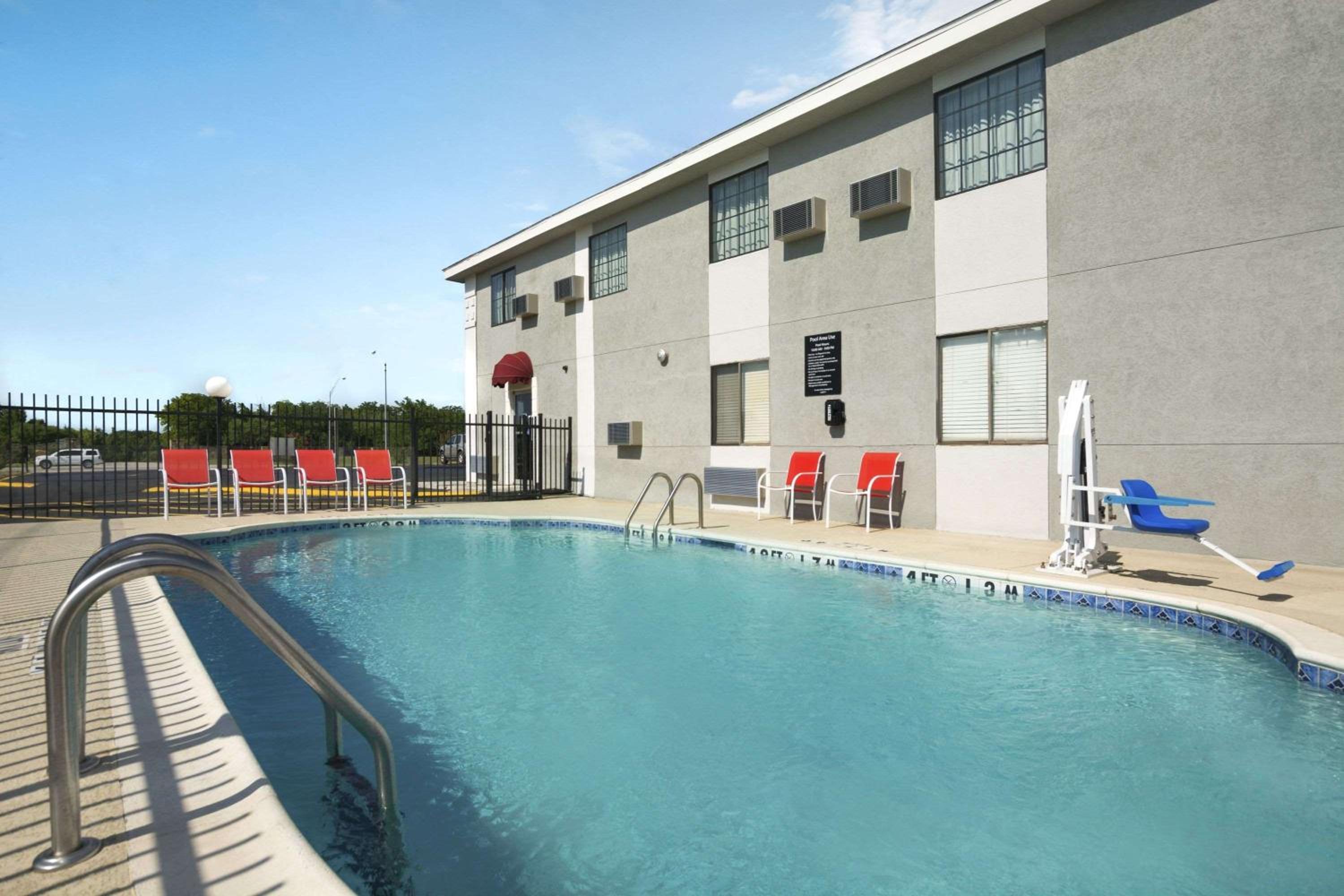 Super 8 by Wyndham Ardmore view 3