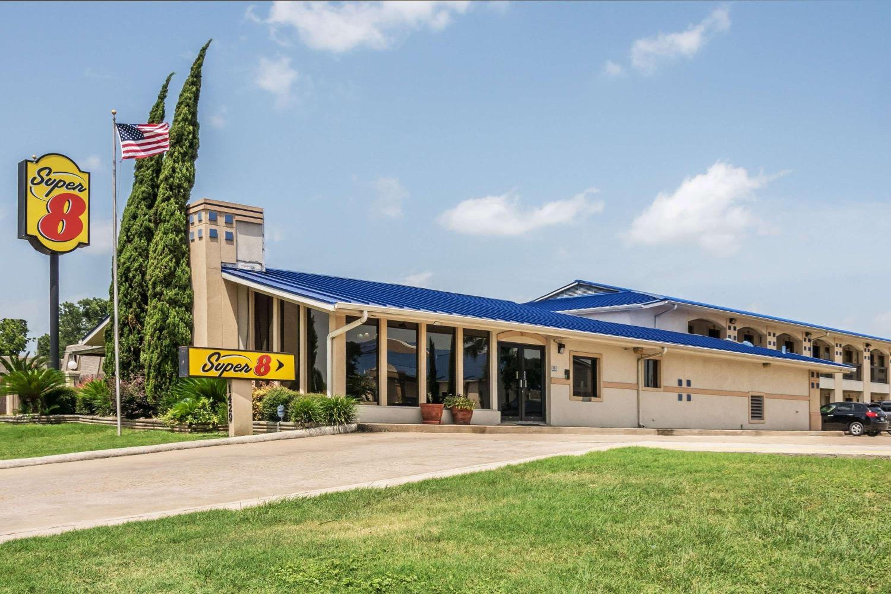 Super 8 by Wyndham San Marcos view 2