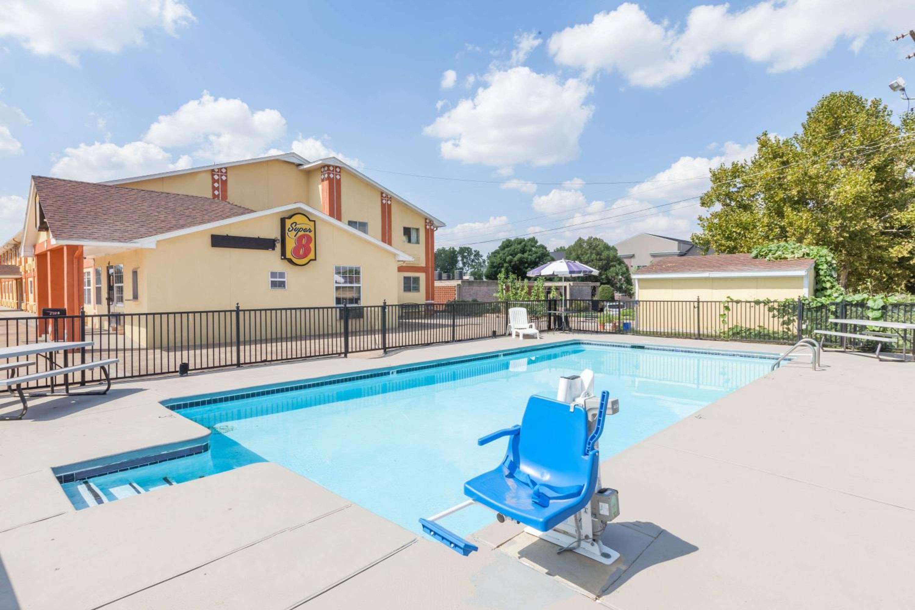 Super 8 by Wyndham Chickasha view 5