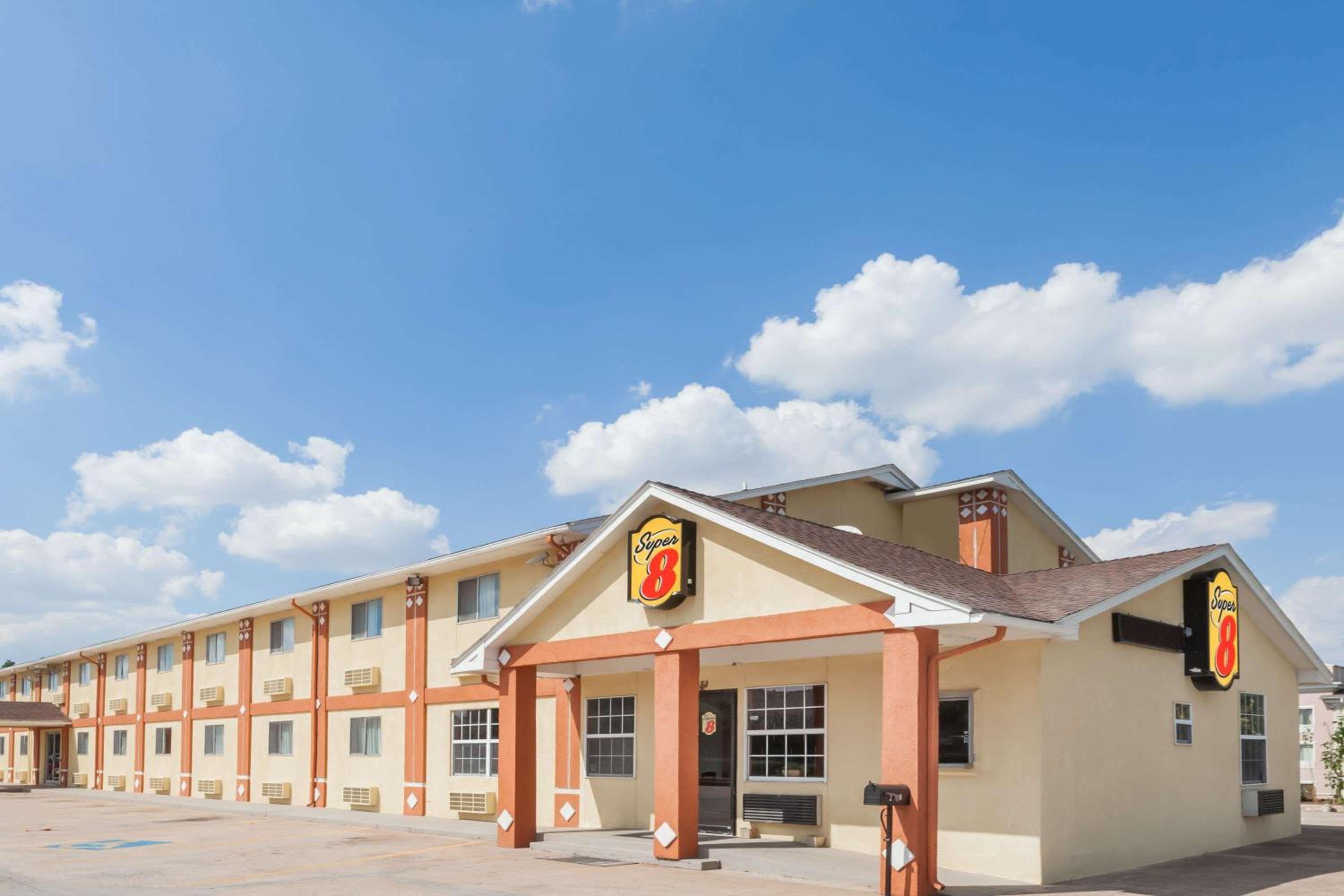 Super 8 by Wyndham Chickasha view 2