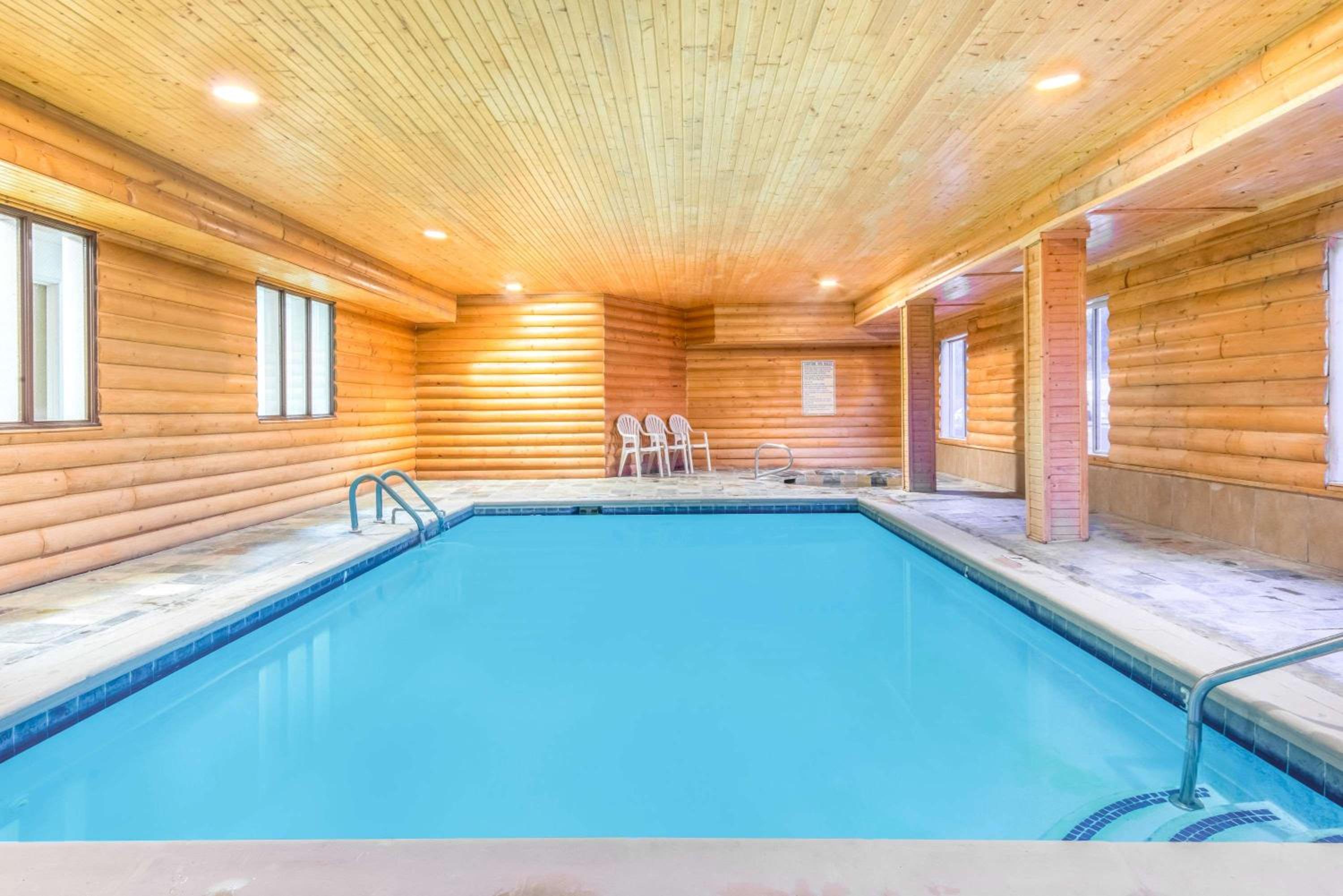 Salida Vacations - Super 8 by Wyndham Buena Vista - Property Image 5