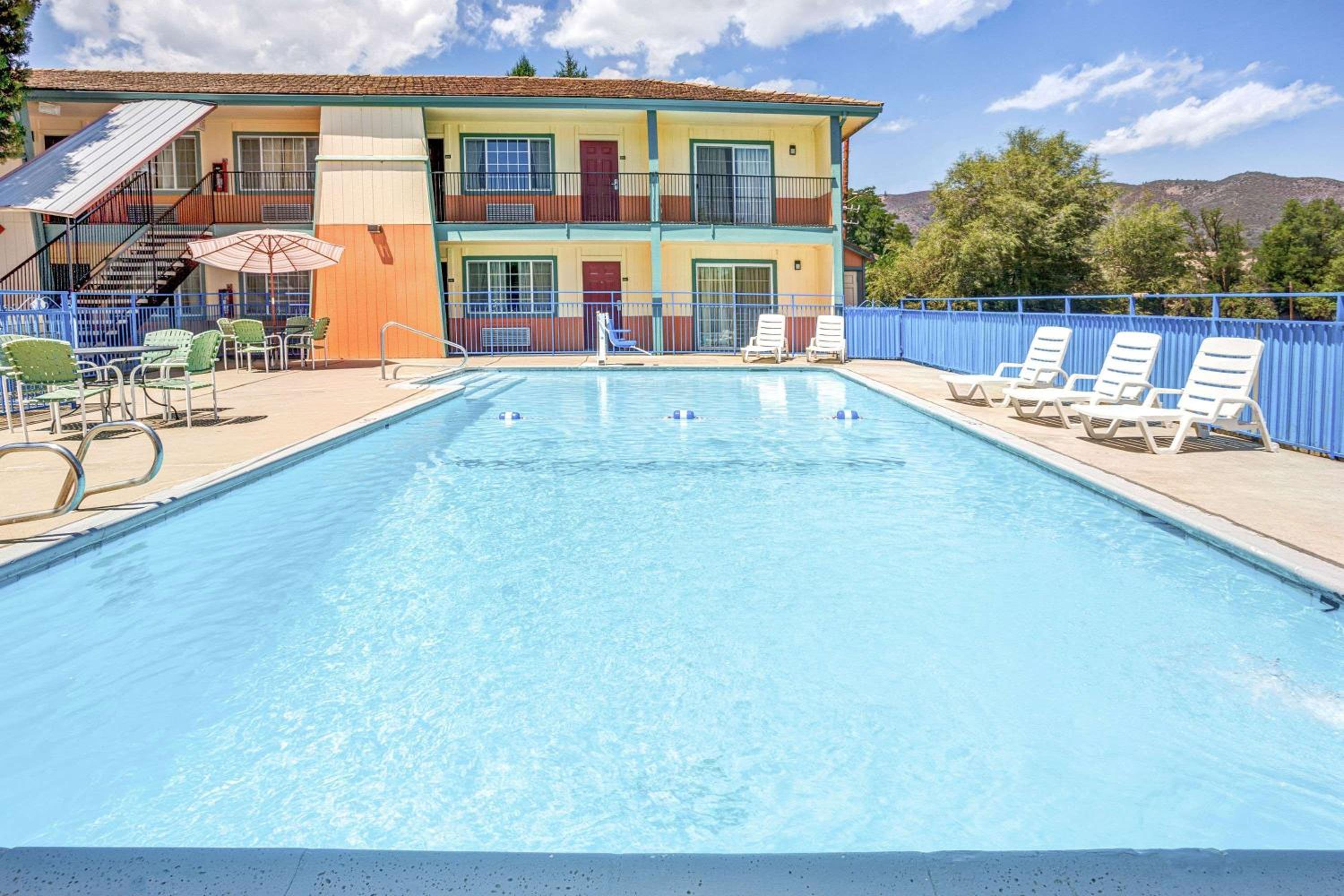 Yreka Vacations - Super 8 by Wyndham Yreka - Property Image 4