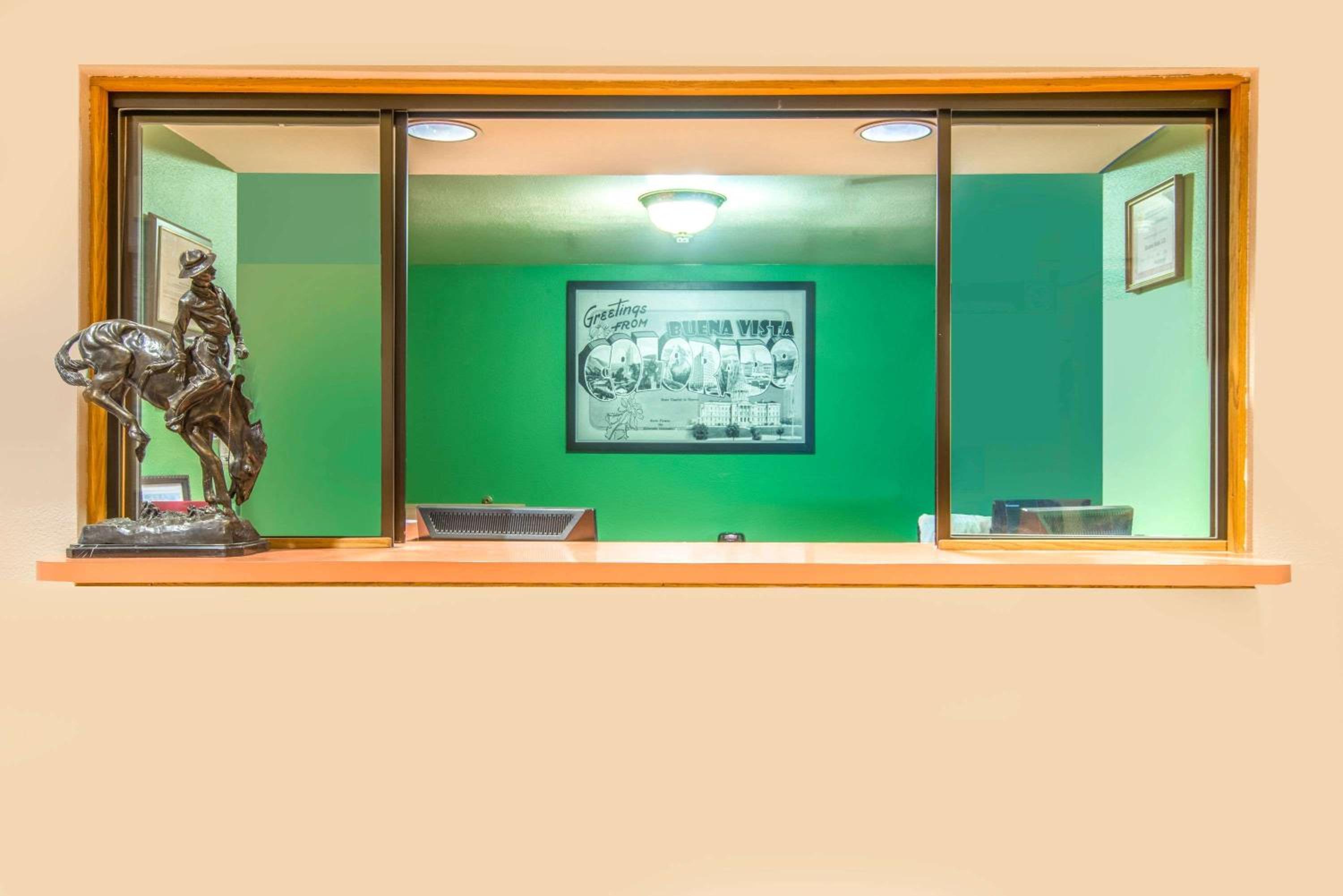 Salida Vacations - Super 8 by Wyndham Buena Vista - Property Image 4